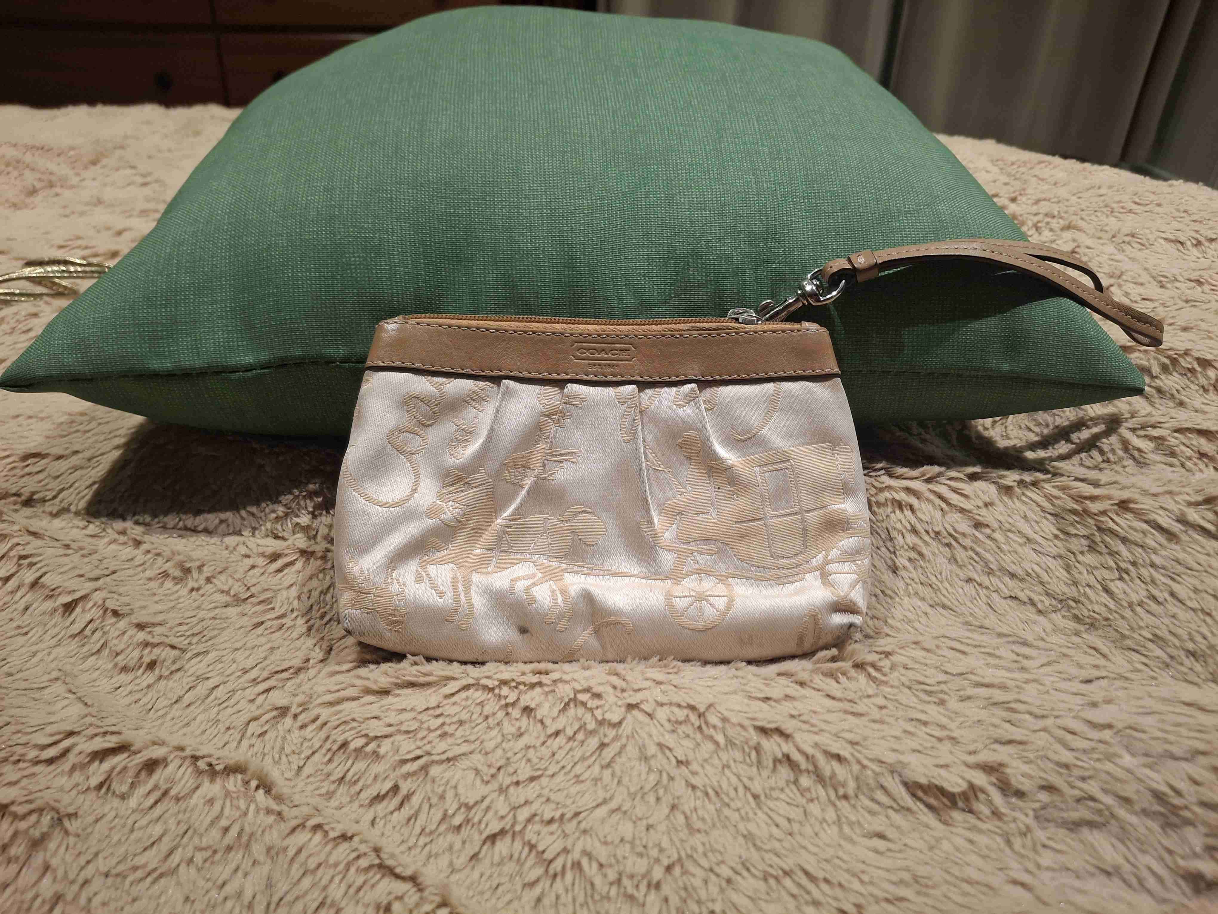 Cartera de muñeca Coach beige