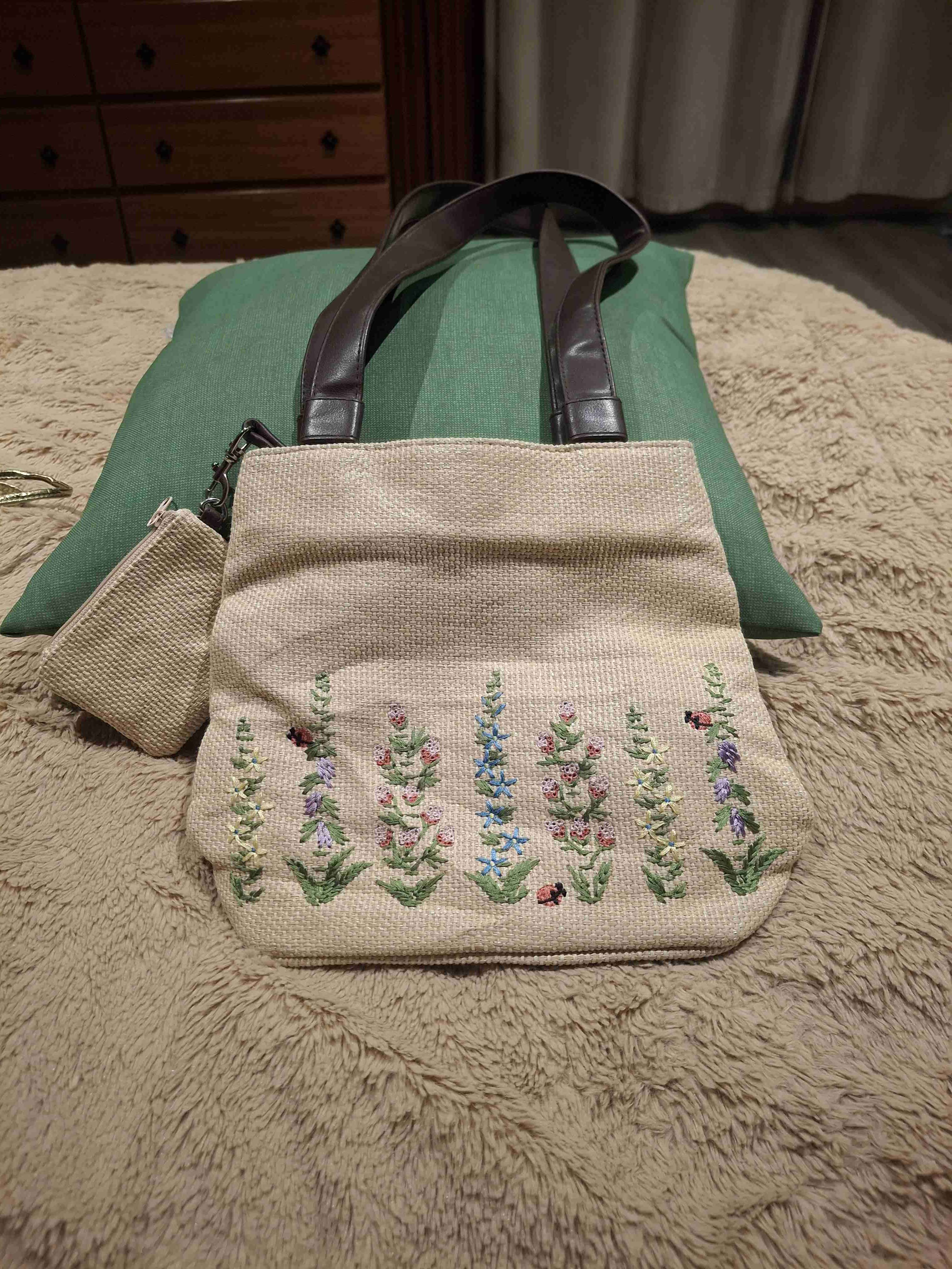 Cartera bordada con flores