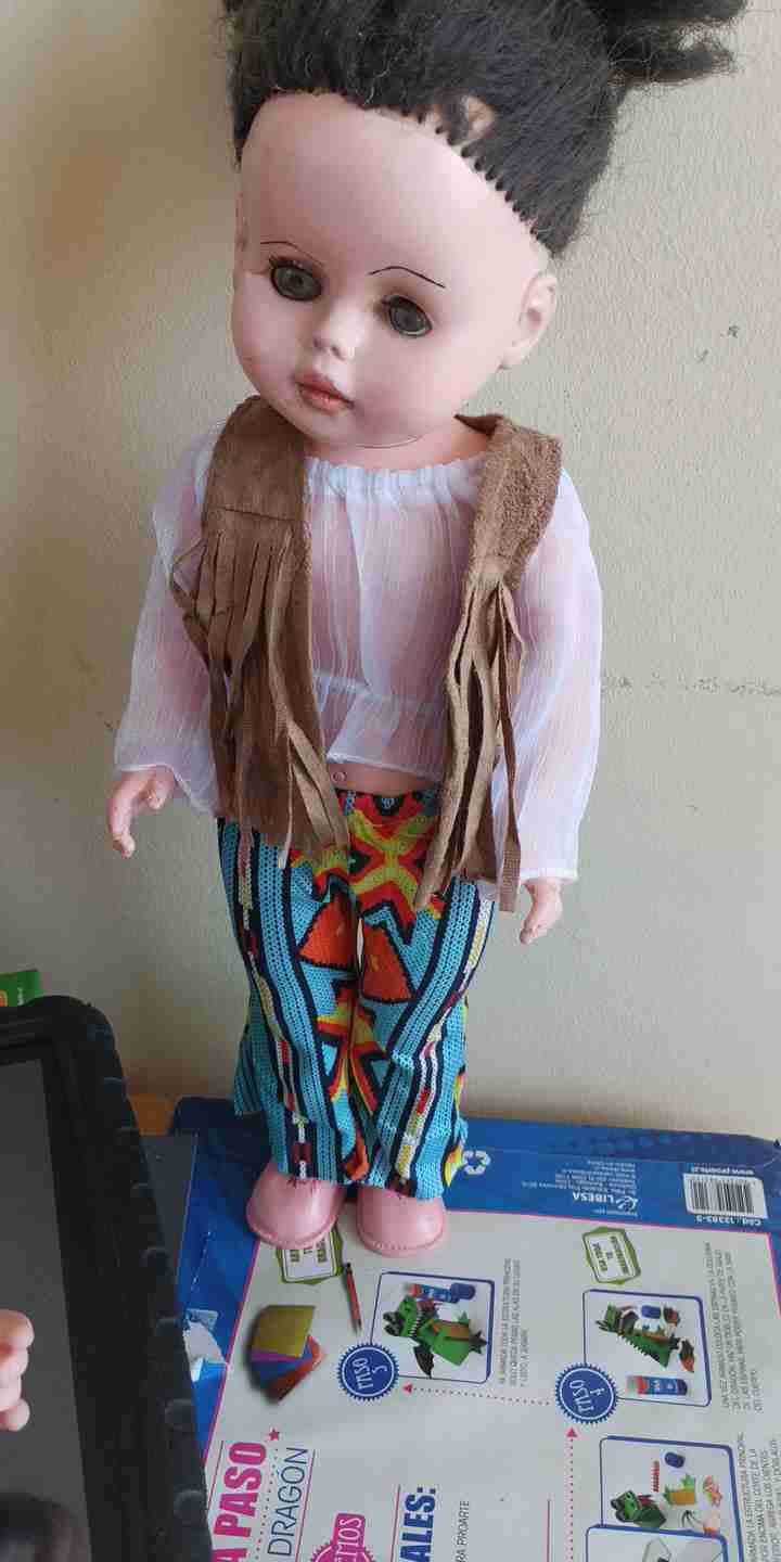 Muñeca de colección con traje colorido