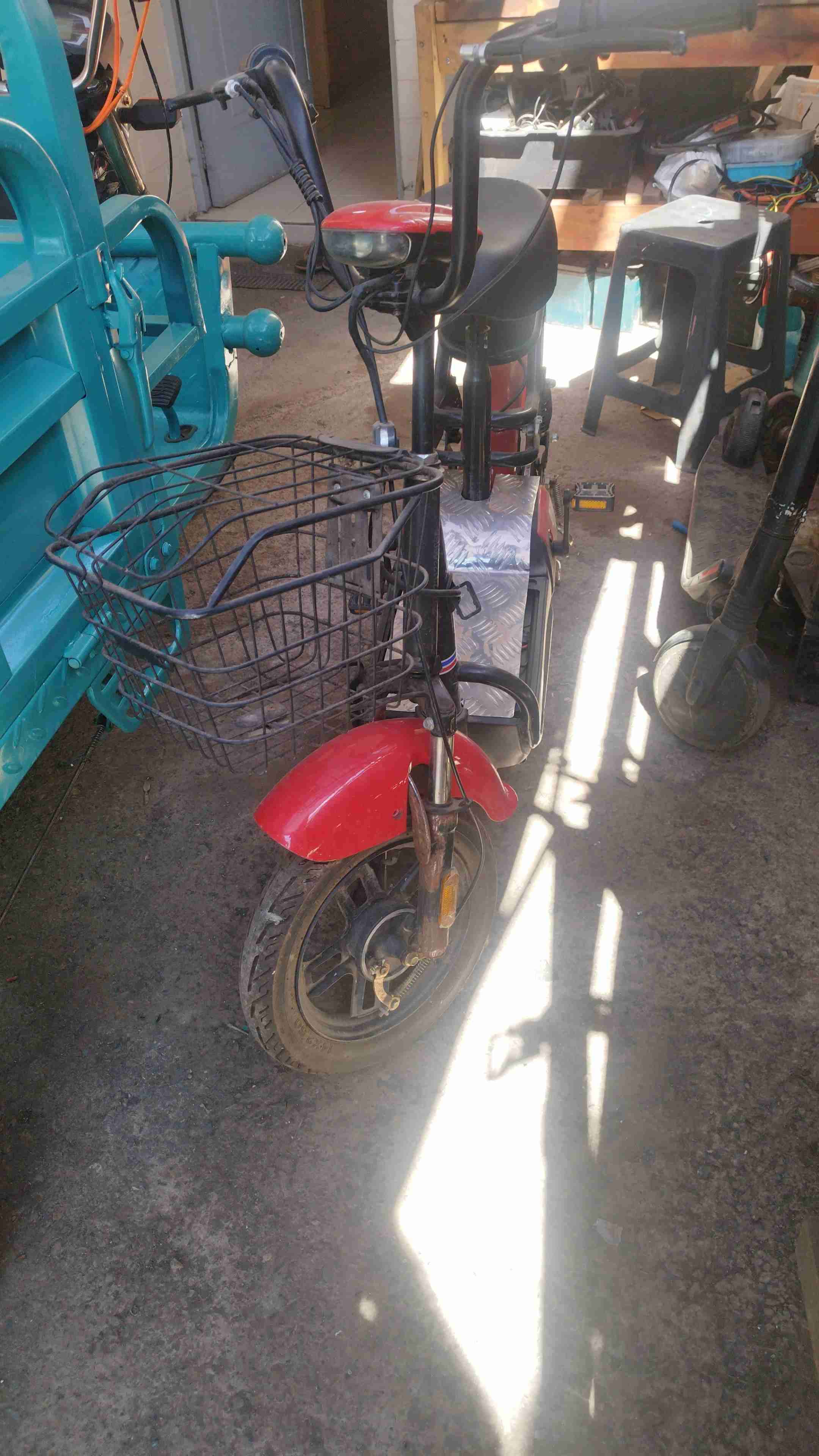 Bicicleta eléctrica con canasto - miniatura 1