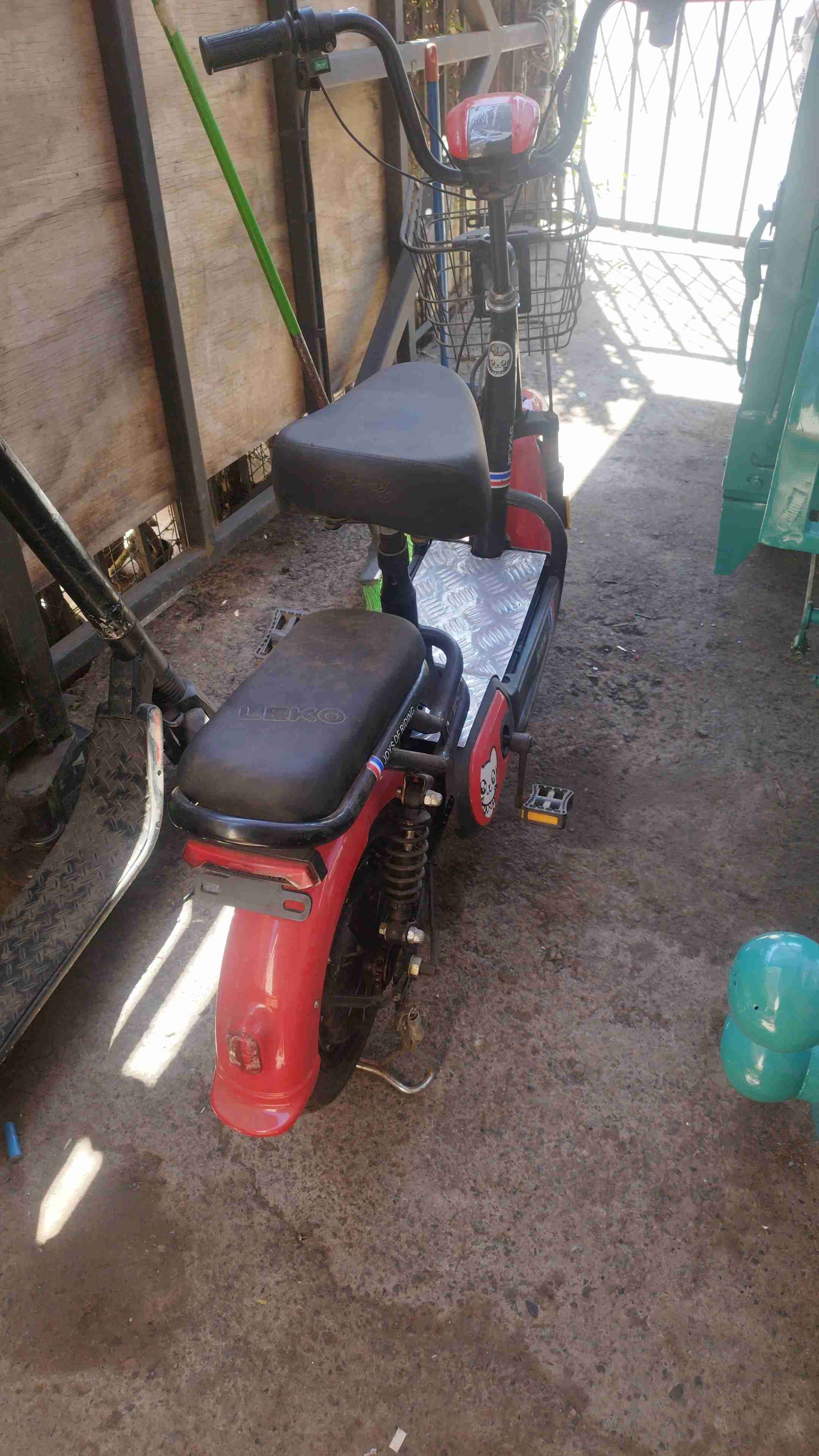 Bicicleta eléctrica con canasto - miniatura 3