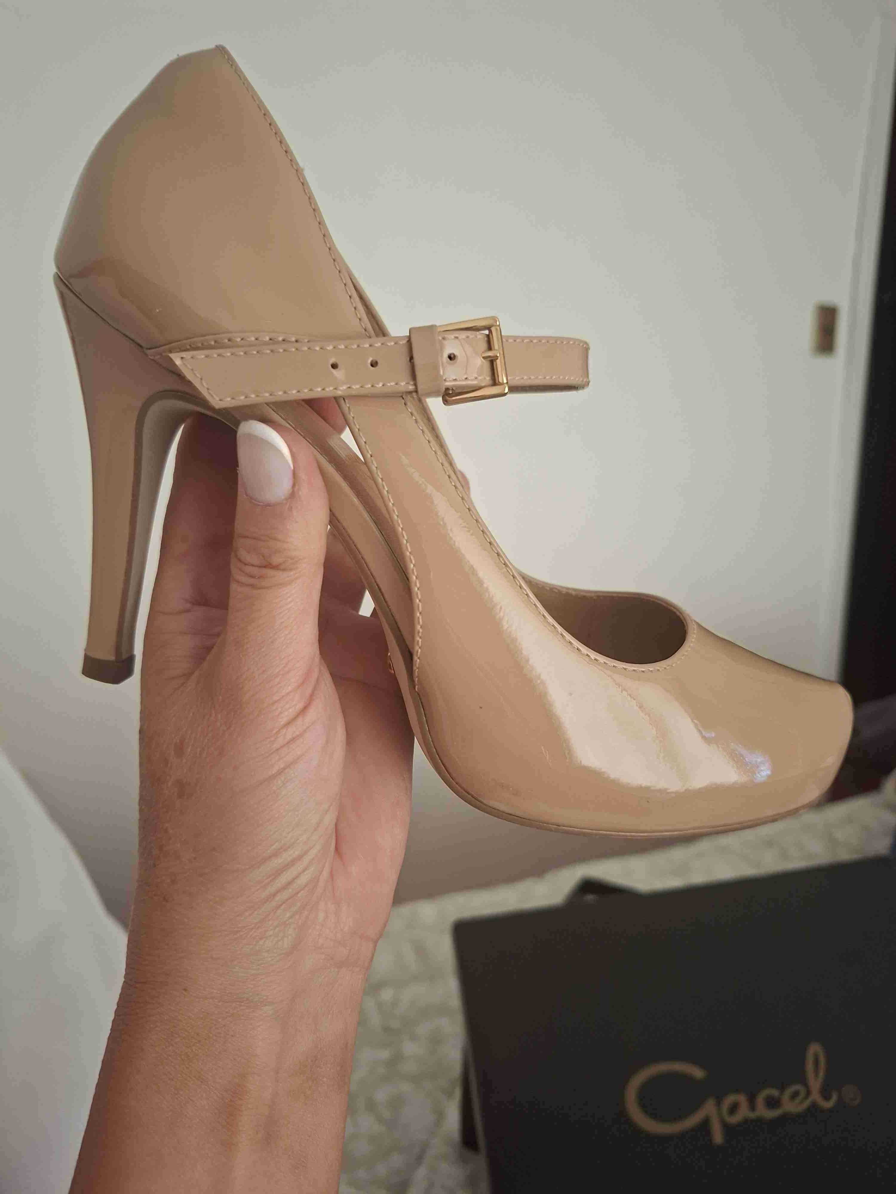 Zapatos de tacón beige elegantes - miniatura 1