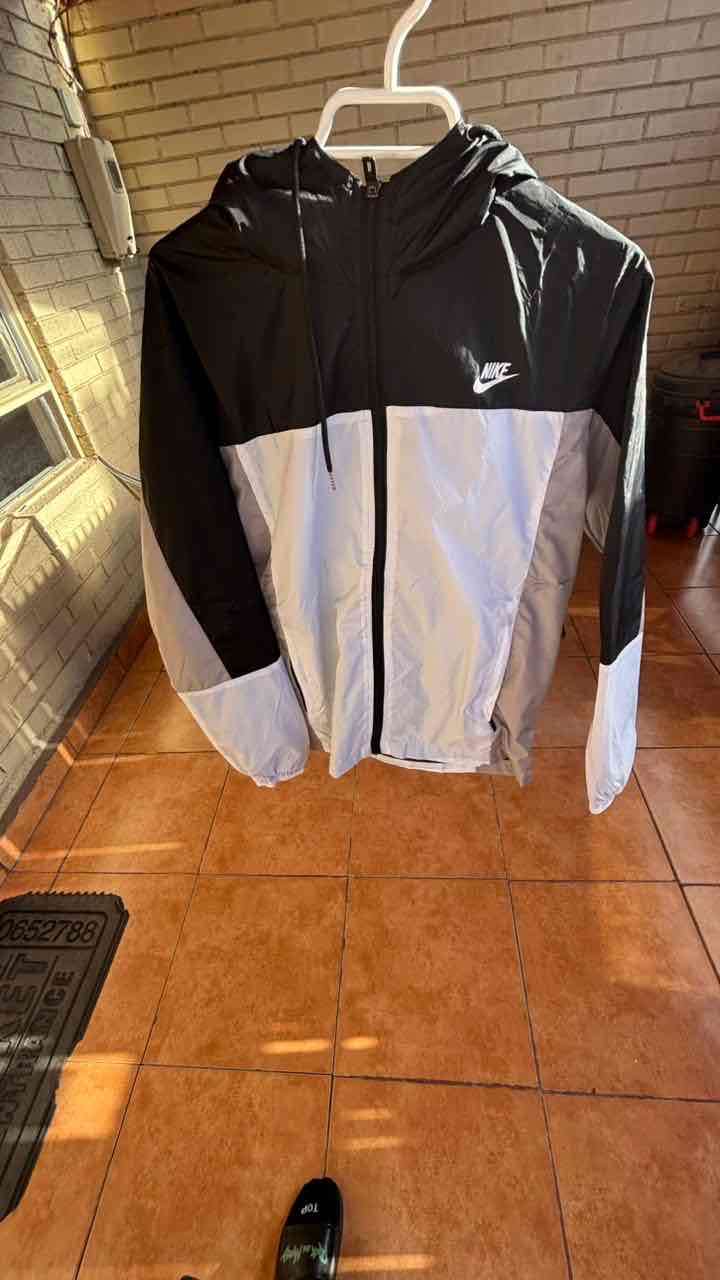 Cortaviento Nike negro y gris - miniatura 1