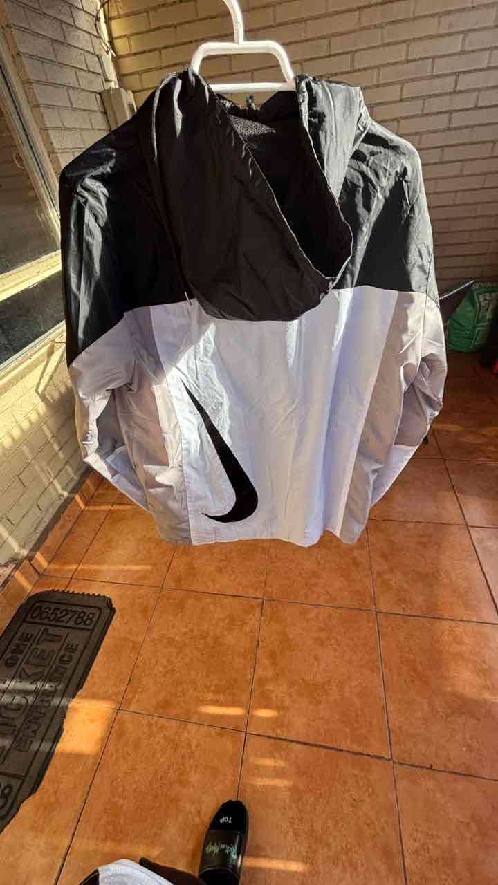 Cortaviento Nike negro y gris - miniatura 2