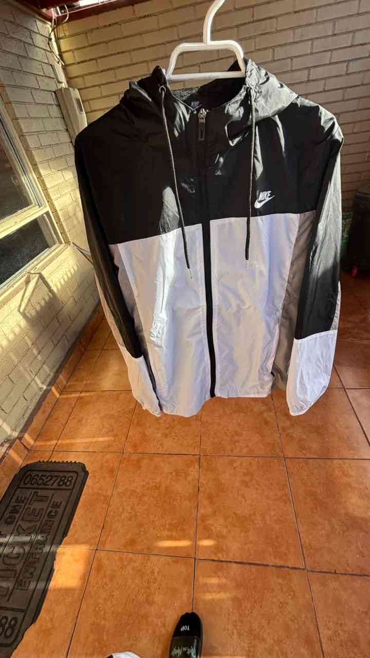 Cortaviento Nike negro y gris - miniatura 3