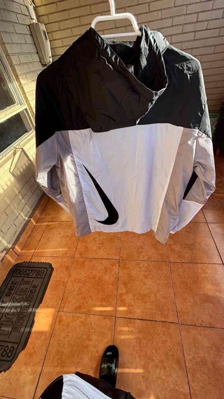 Cortaviento Nike negro y gris - miniatura 4