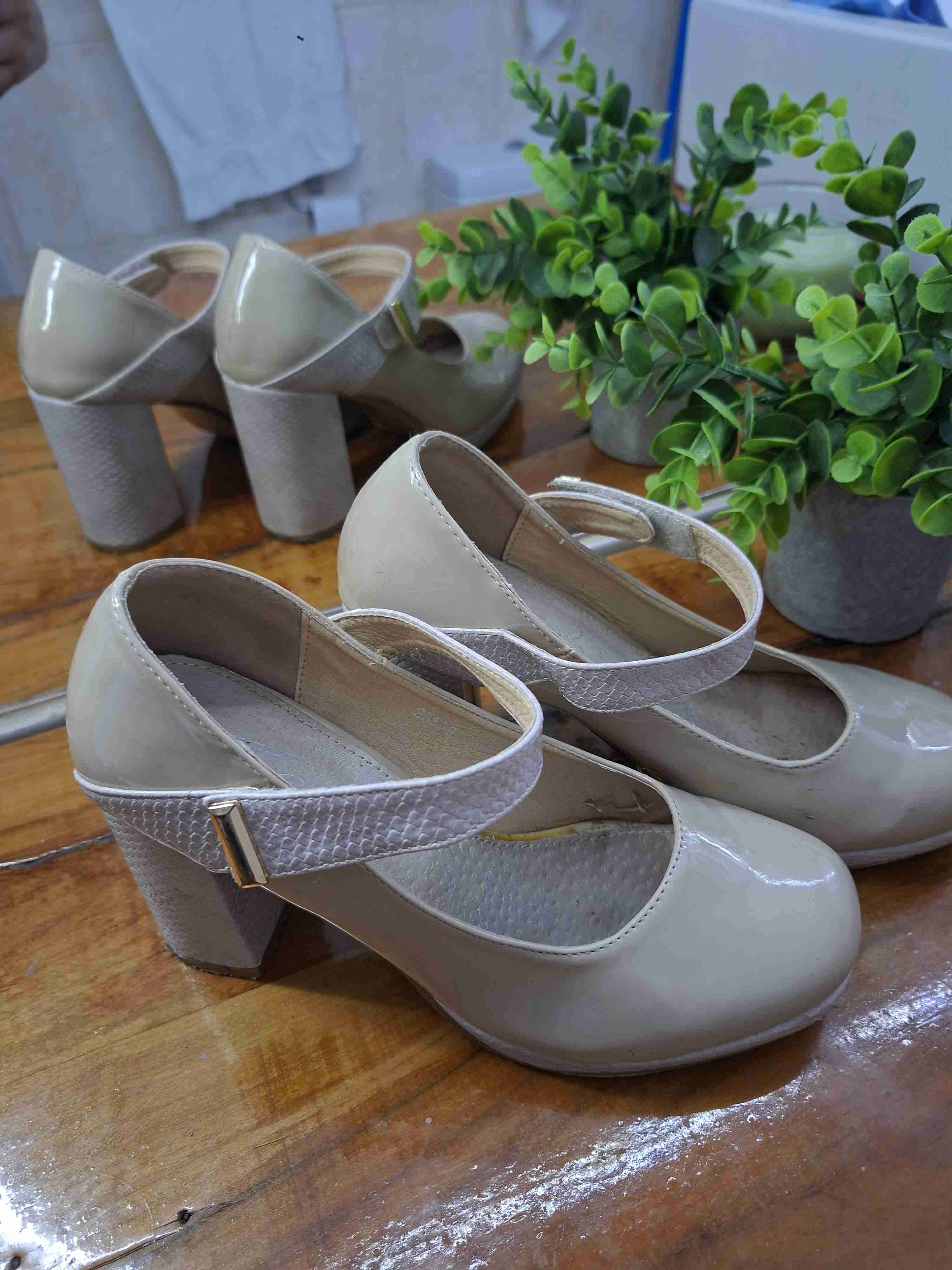 Zapatos de tacón beige - miniatura 1