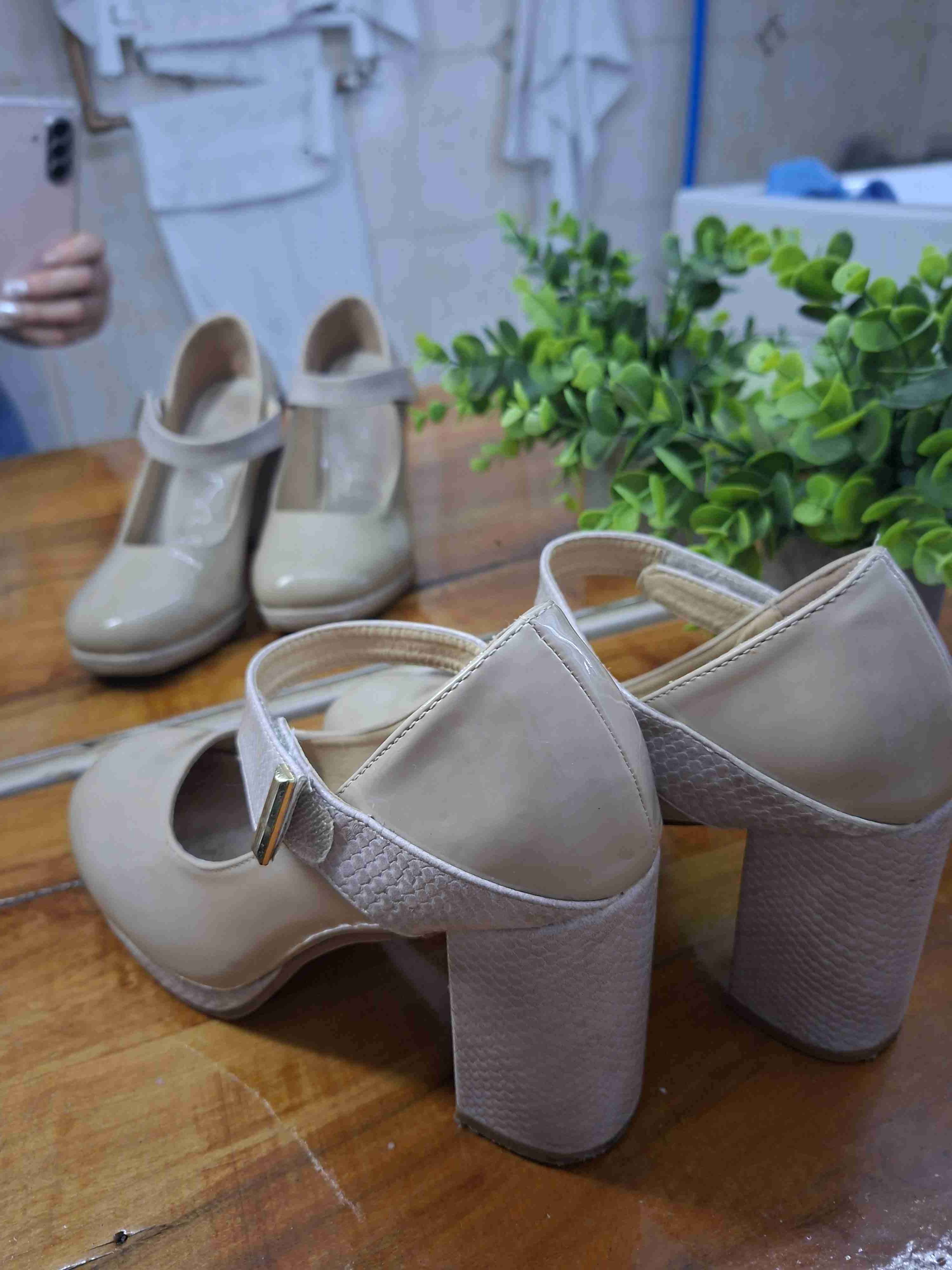 Zapatos de tacón beige - miniatura 2