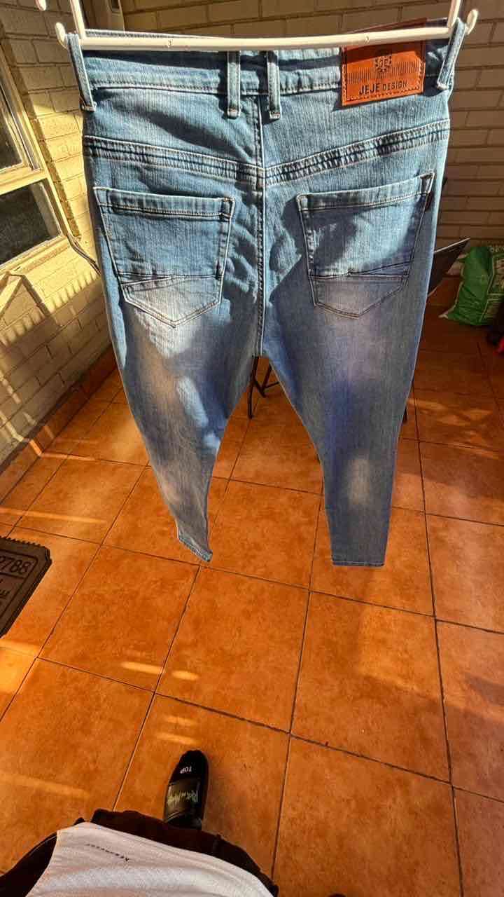 Jeans azules desgastados - miniatura 2