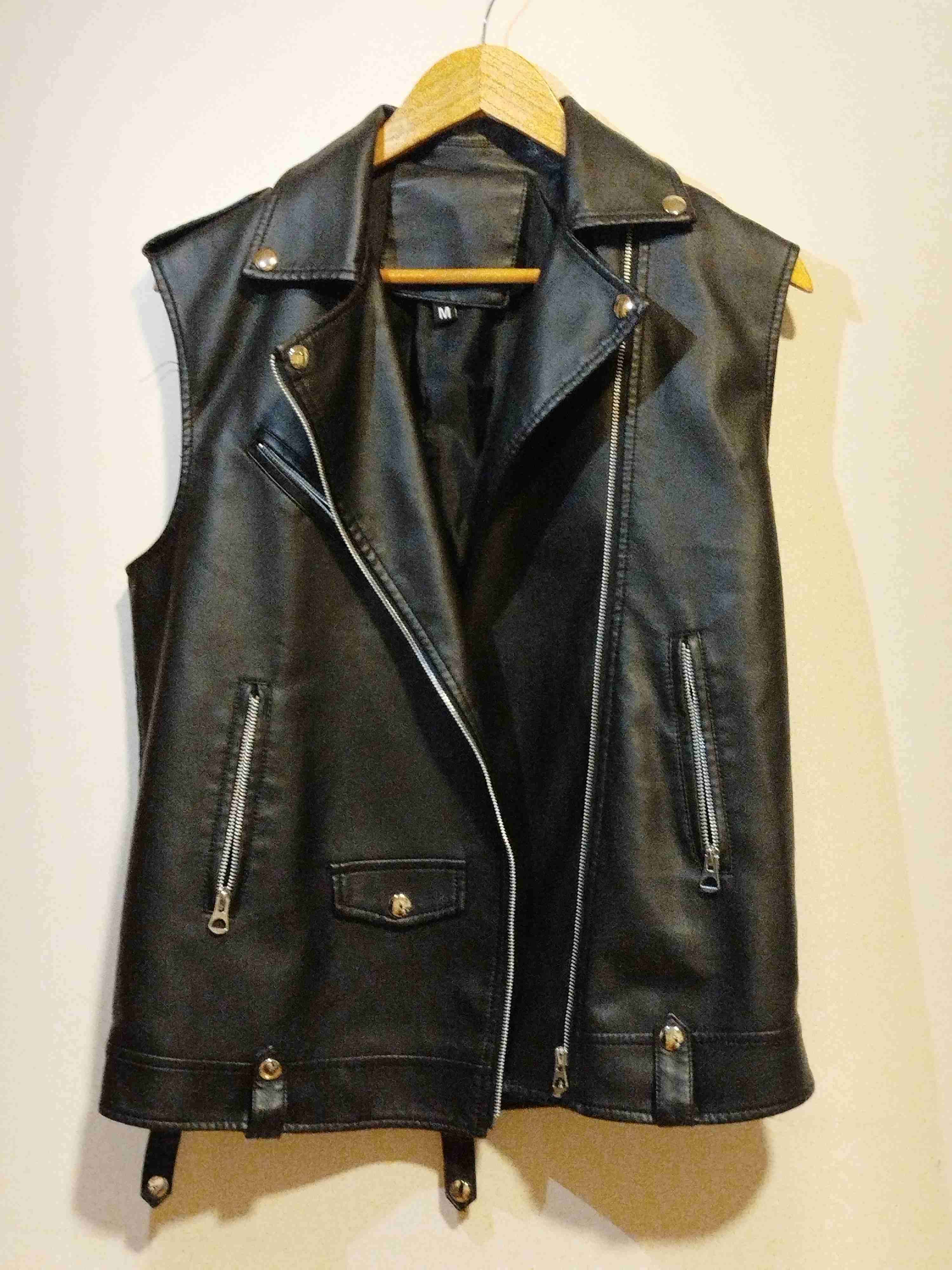 Chaleco de cuero negro