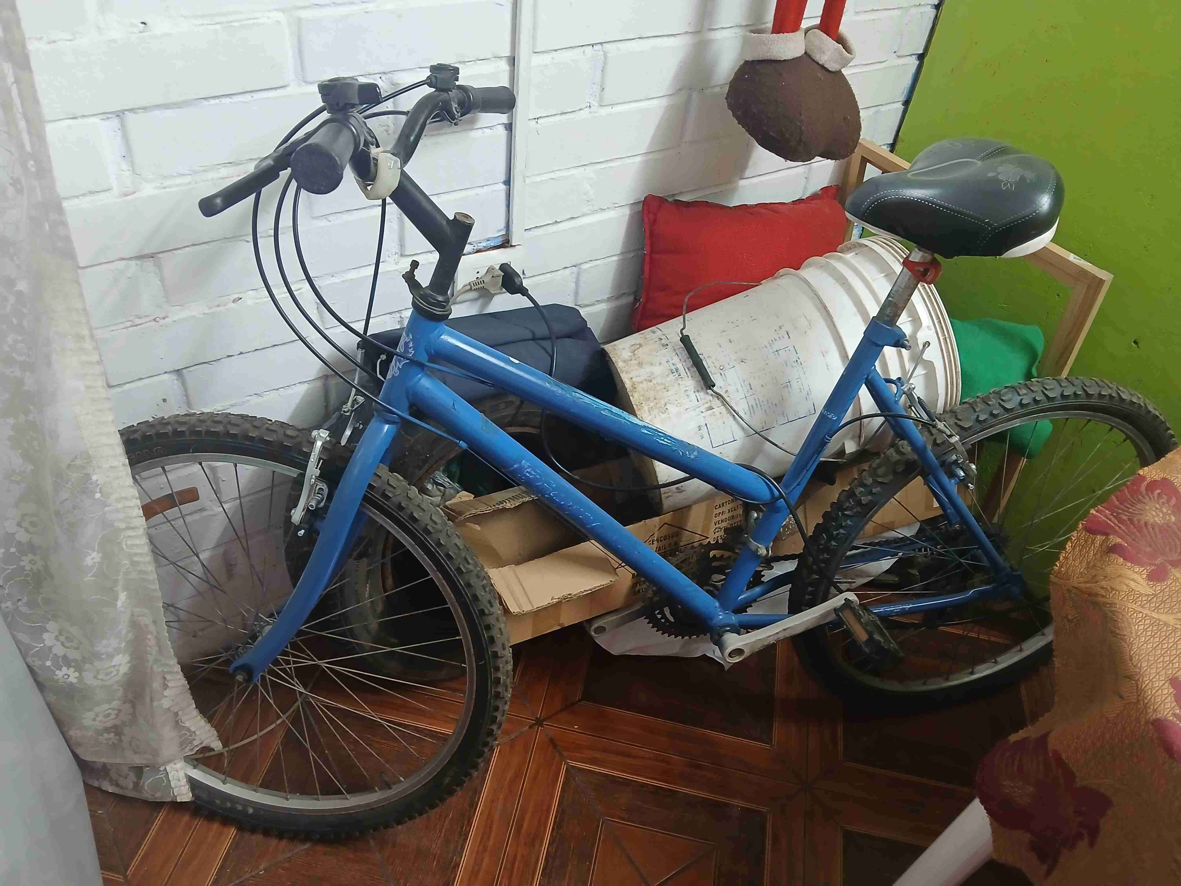 Bicicleta montaña azul - miniatura 1