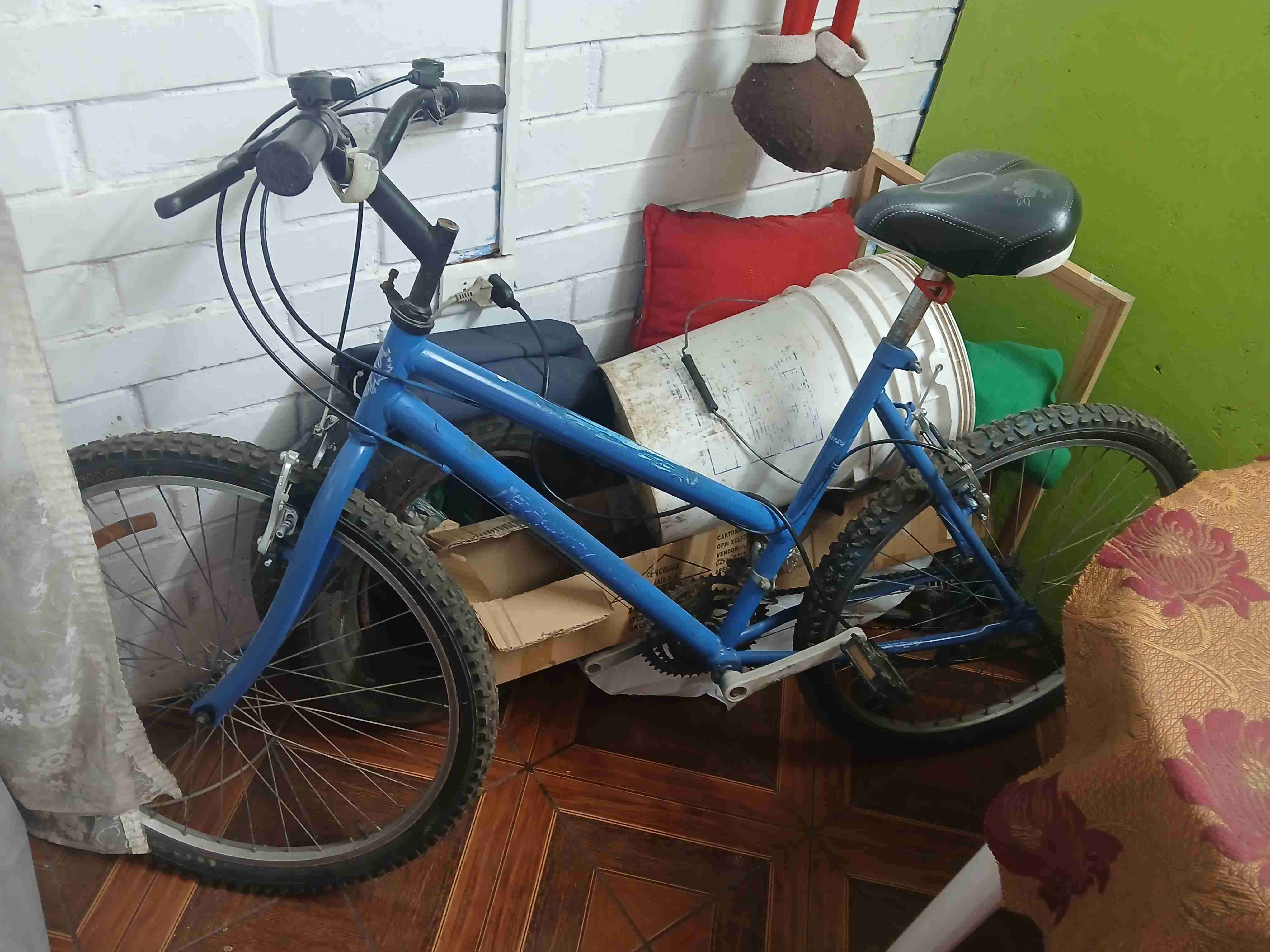 Bicicleta montaña azul - miniatura 2