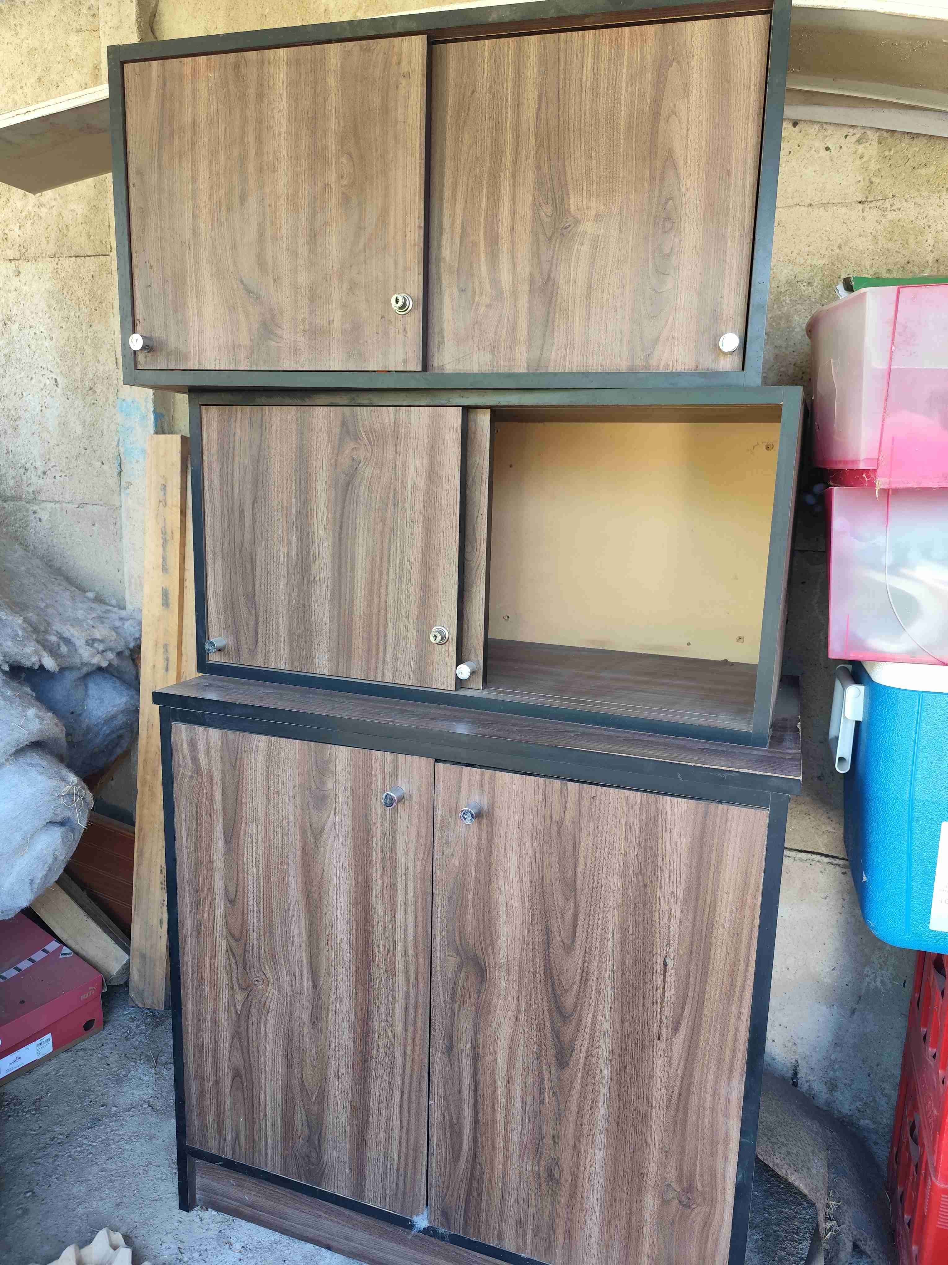 Mueble con puertas de madera