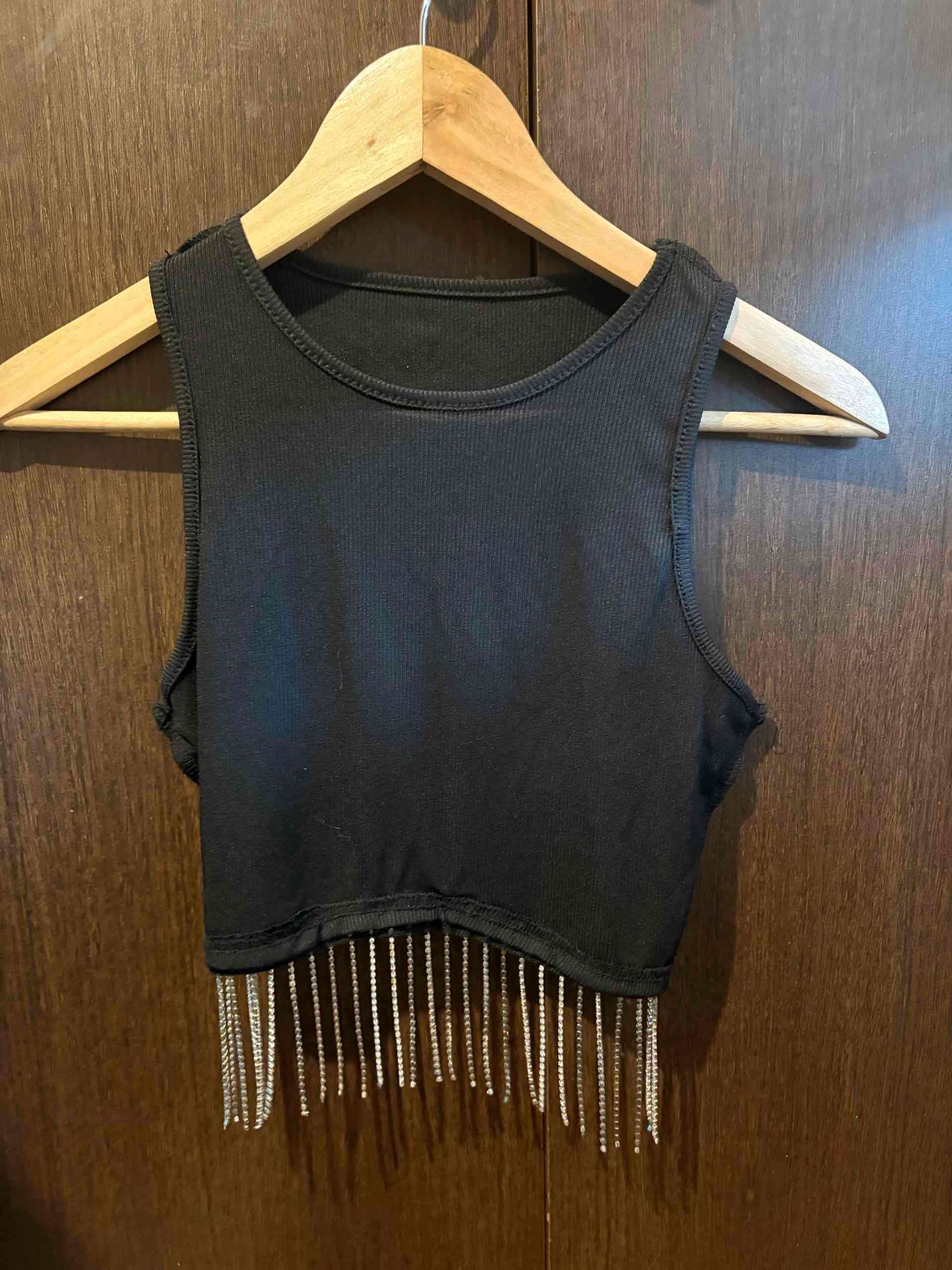 top negro con brillos colgantes talla S