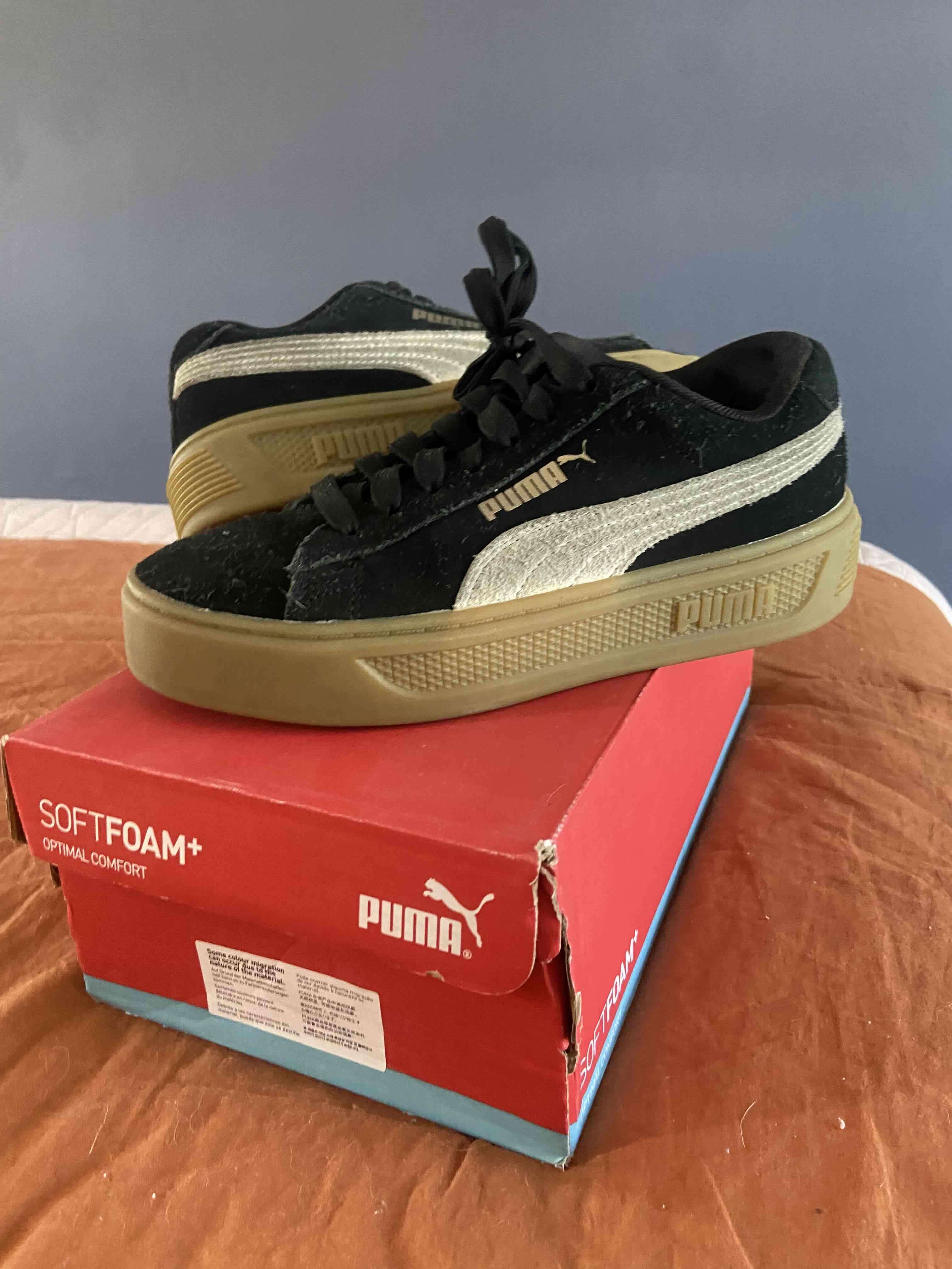 Zapatillas Puma negras y doradas - 1