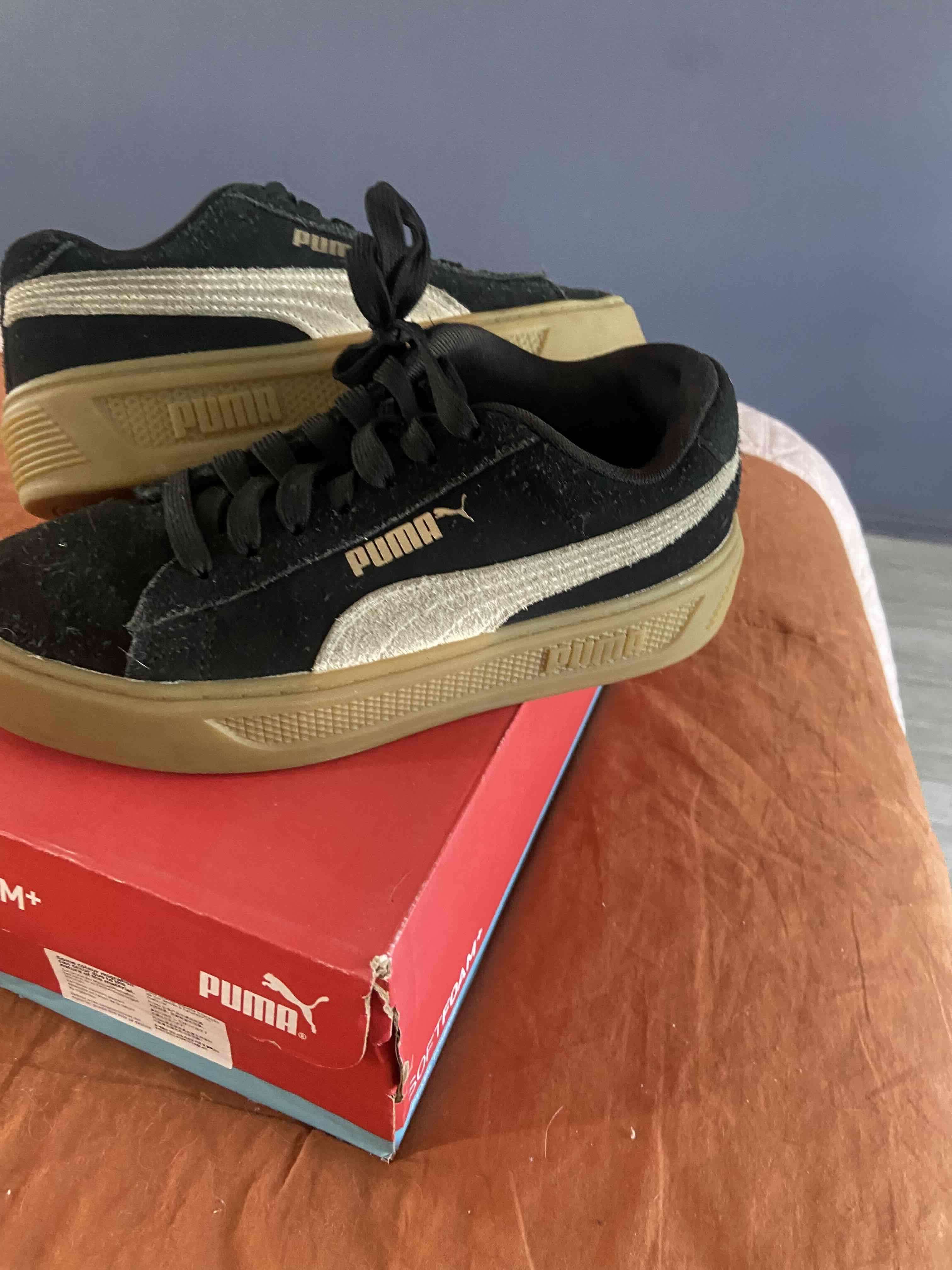 Zapatillas Puma negras y doradas - 2