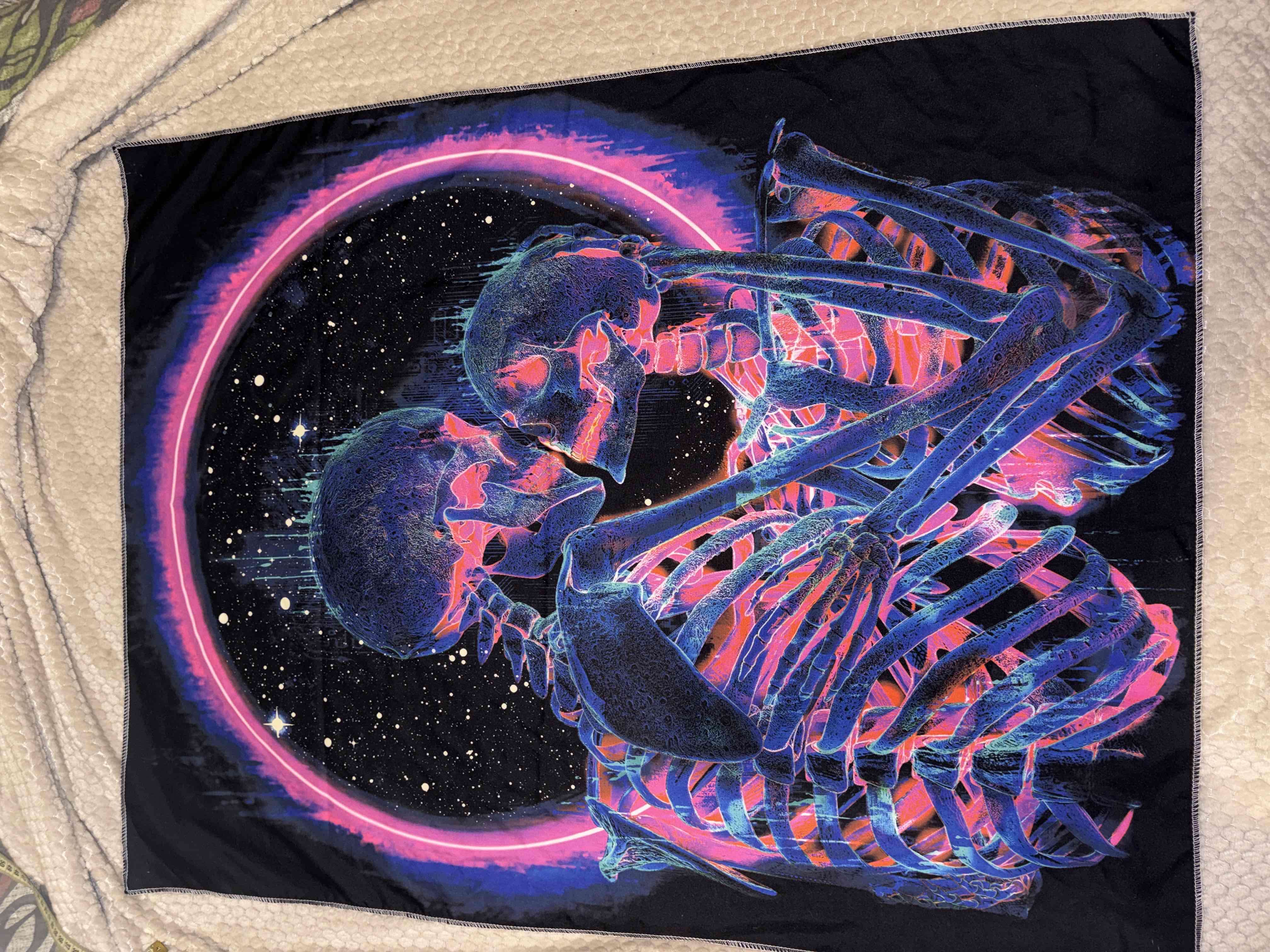 Tapiz con diseño de esqueletos enamorado 73x93cm. - miniatura 1