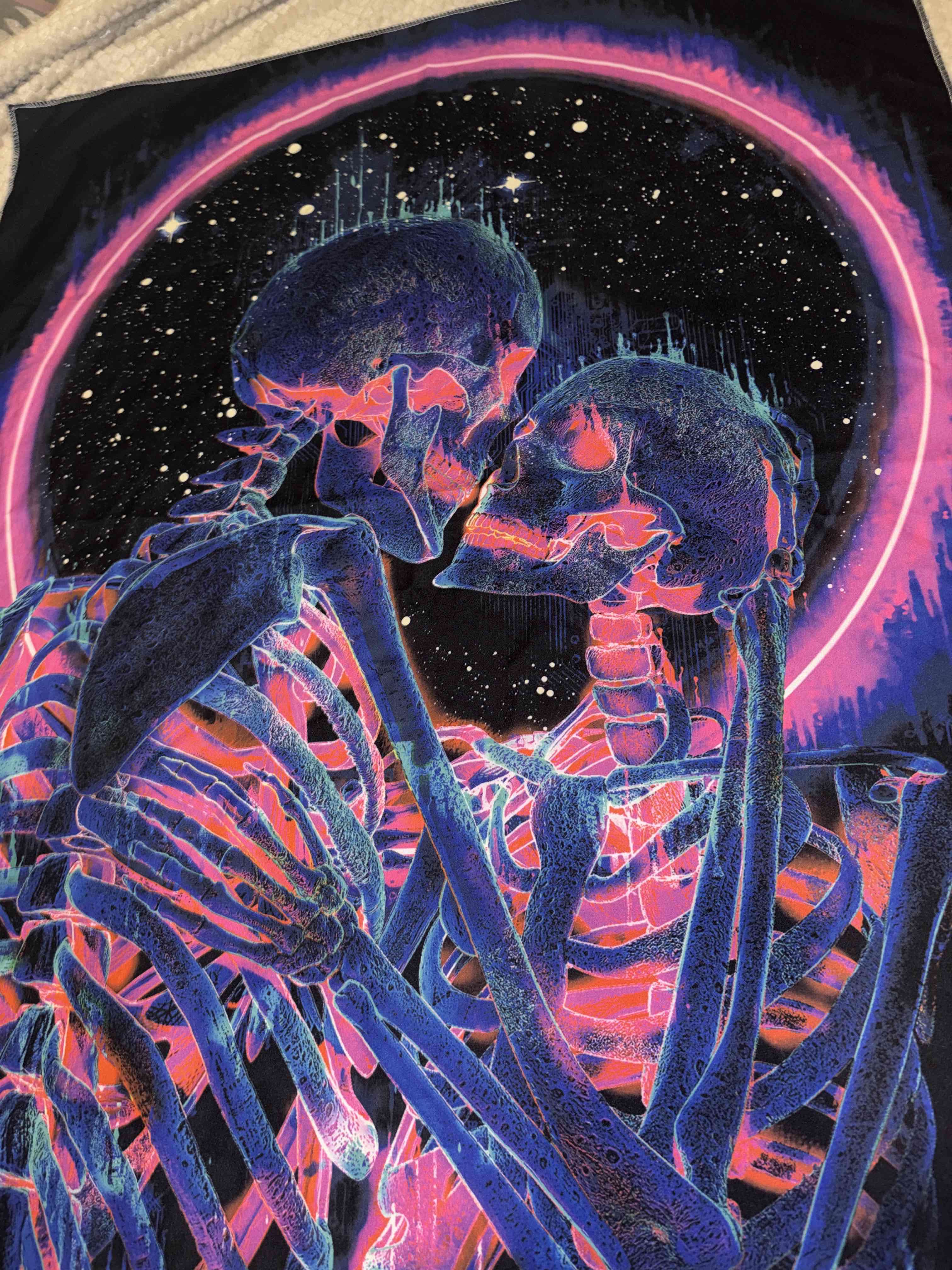 Tapiz con diseño de esqueletos enamorado 73x93cm. - miniatura 2