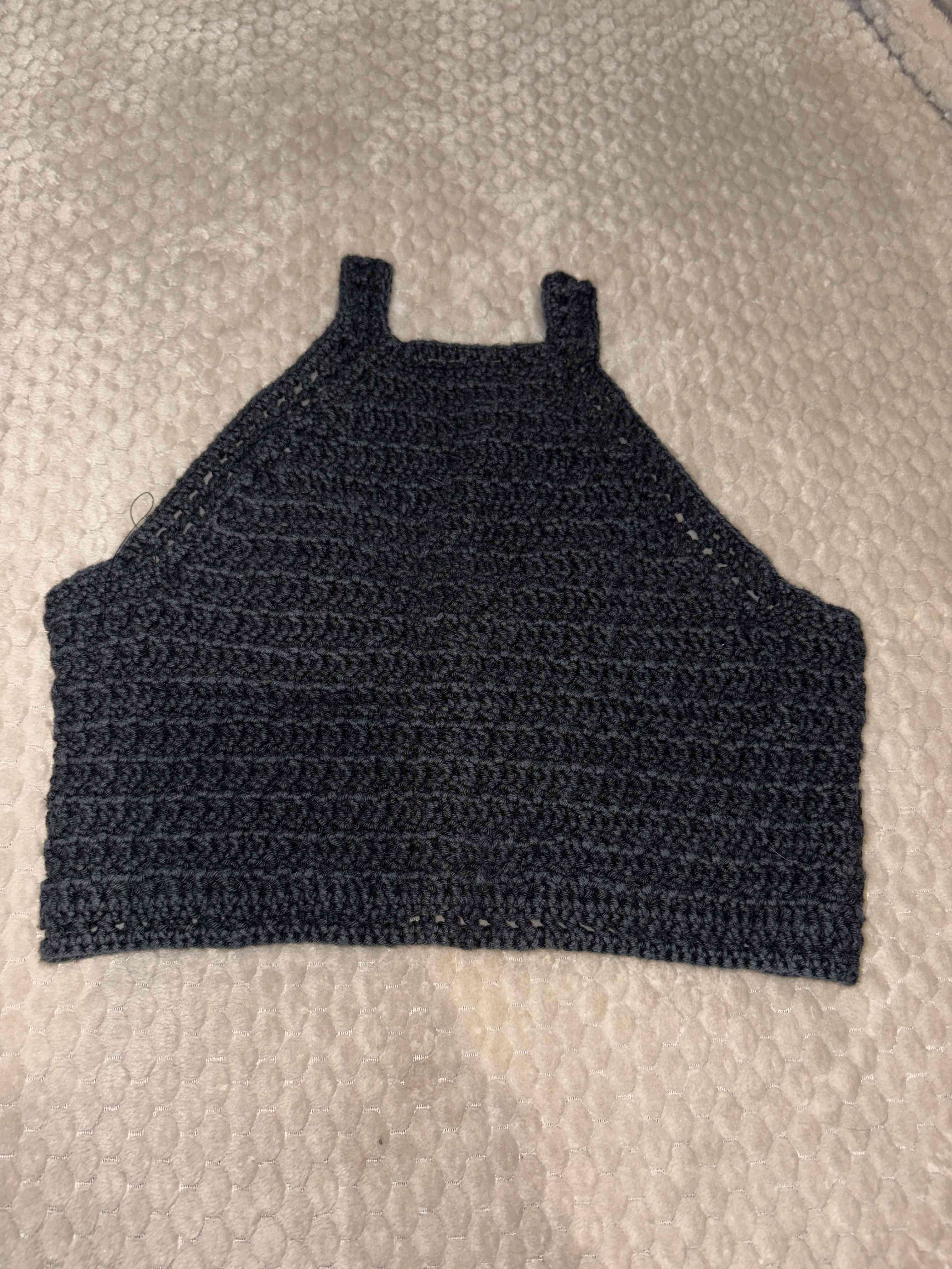 Crop top a crochet negro ajustable - miniatura 1