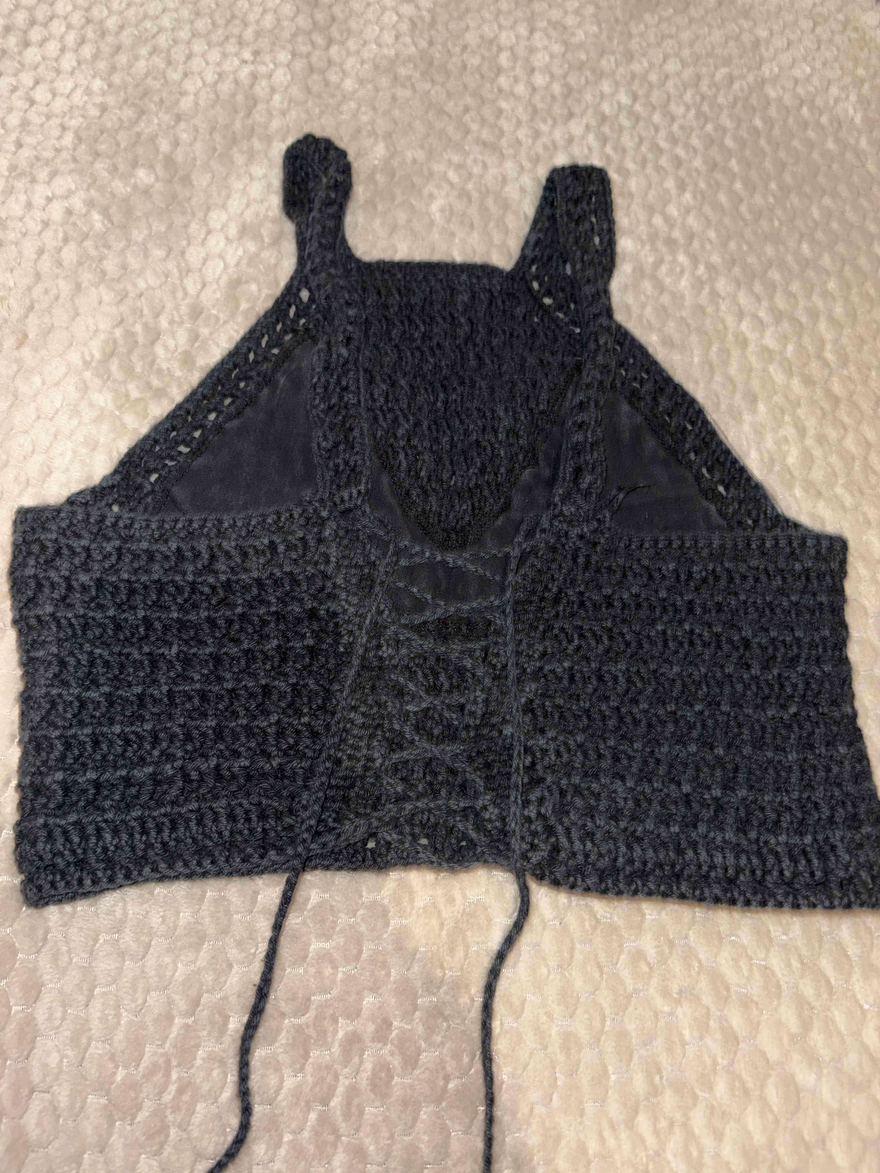 Crop top a crochet negro ajustable - miniatura 2