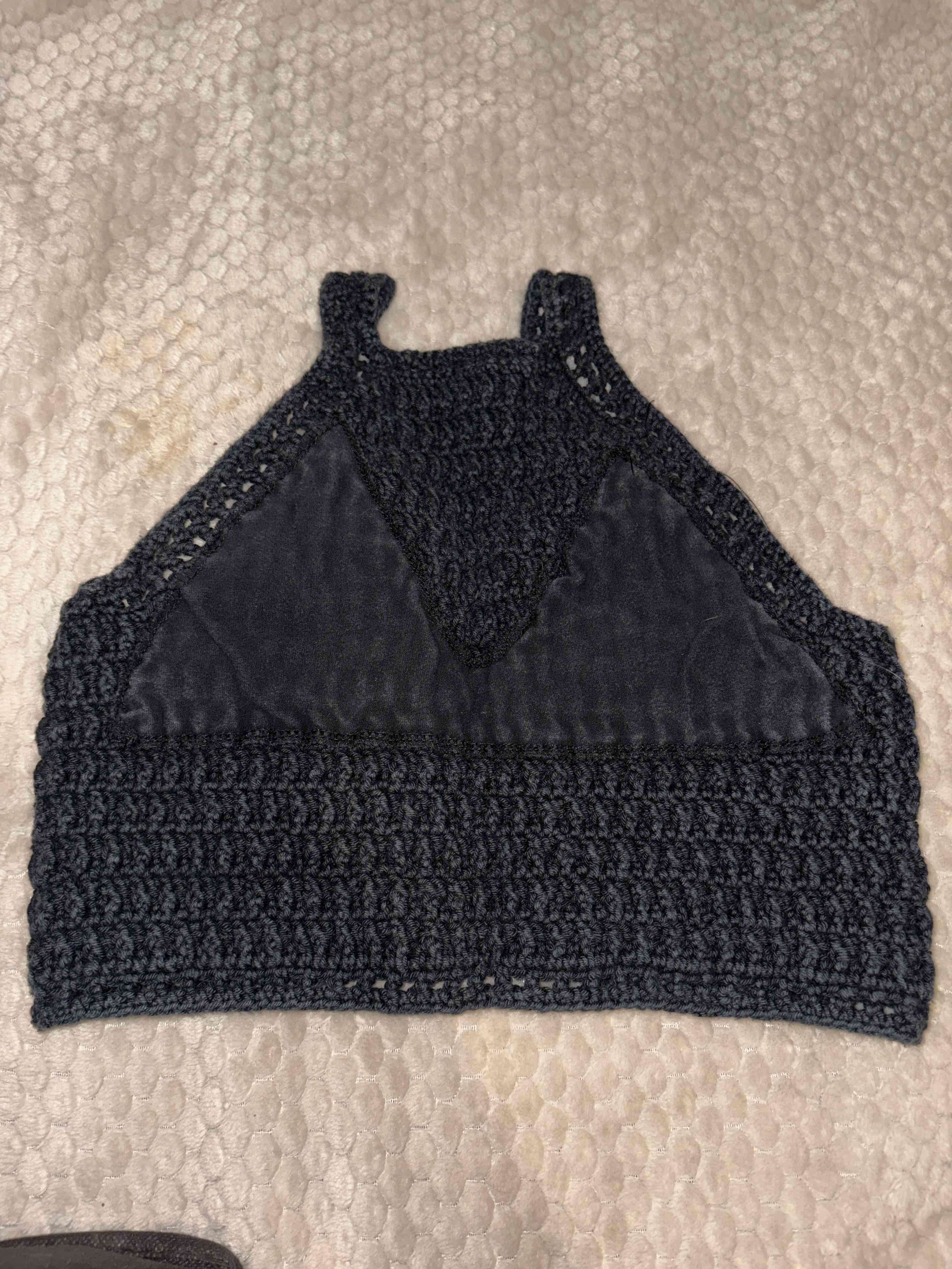 Crop top a crochet negro ajustable - miniatura 3