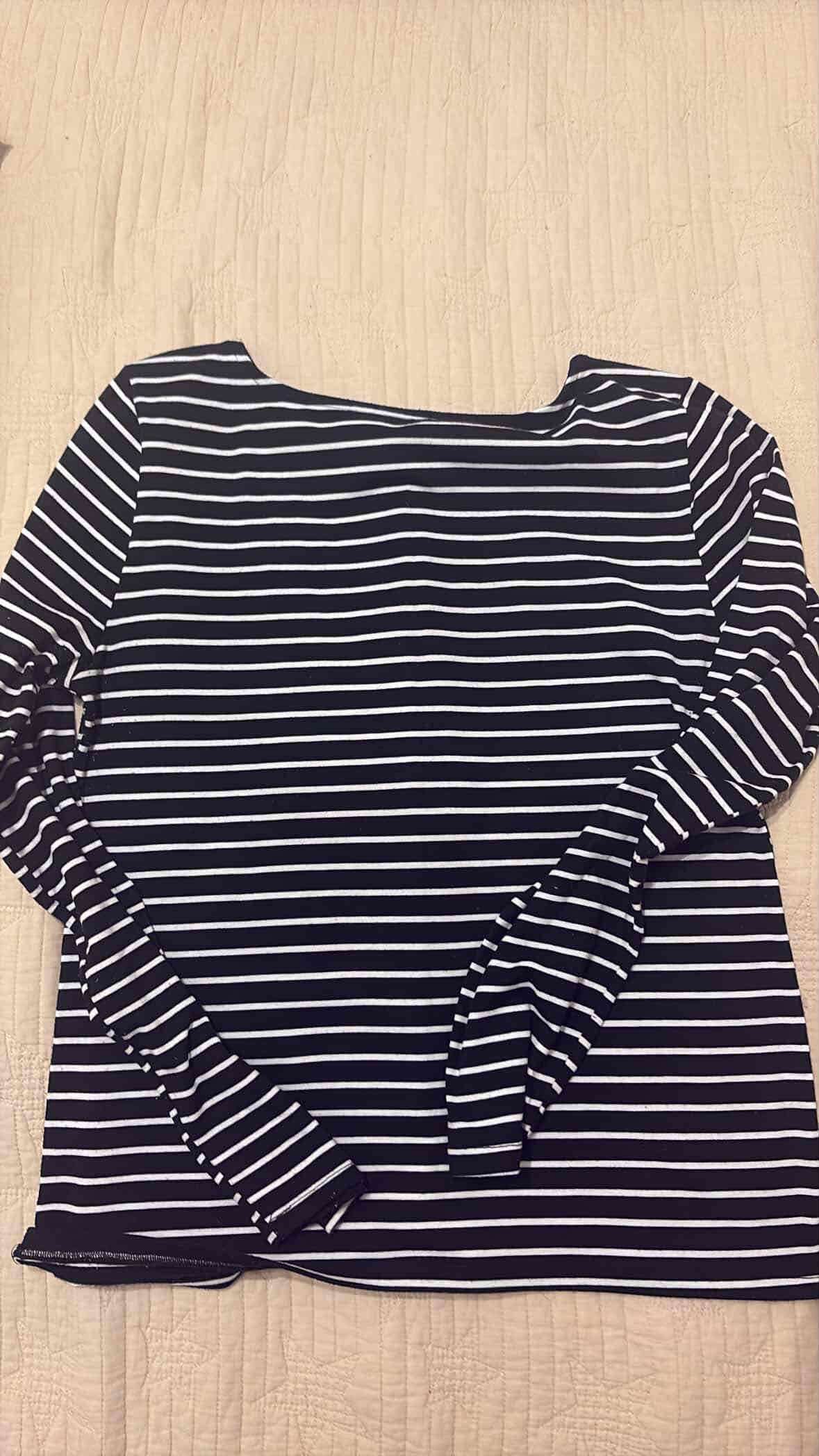 Polera rayada blanca y negra talla L