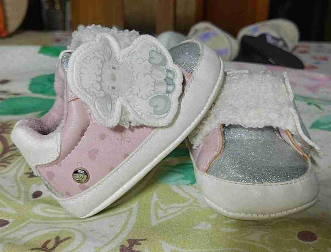 Zapatillas de bebé rosadas - miniatura 1