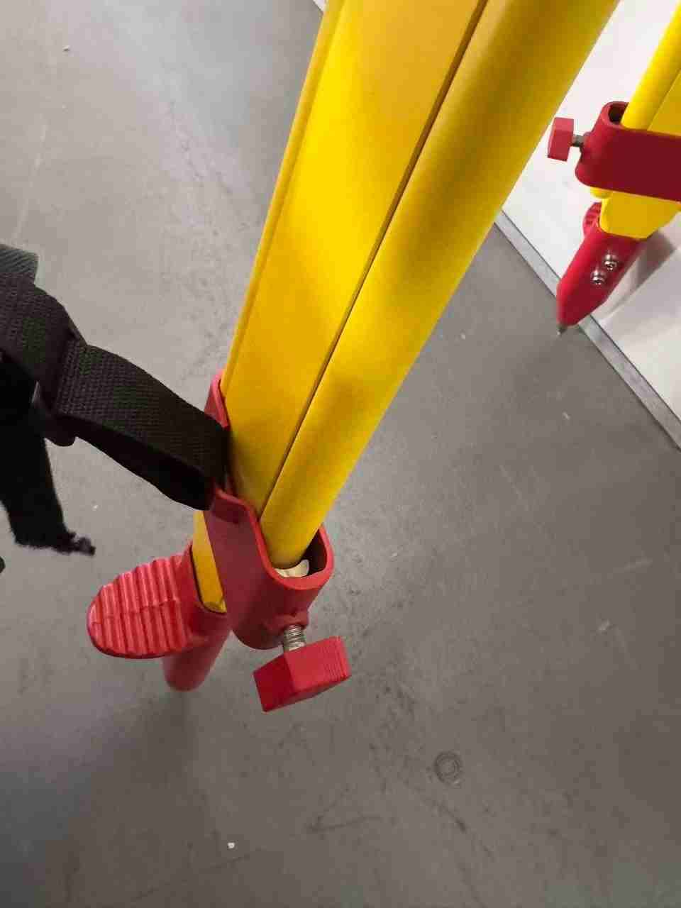 Trípode amarillo para topografía - miniatura 3