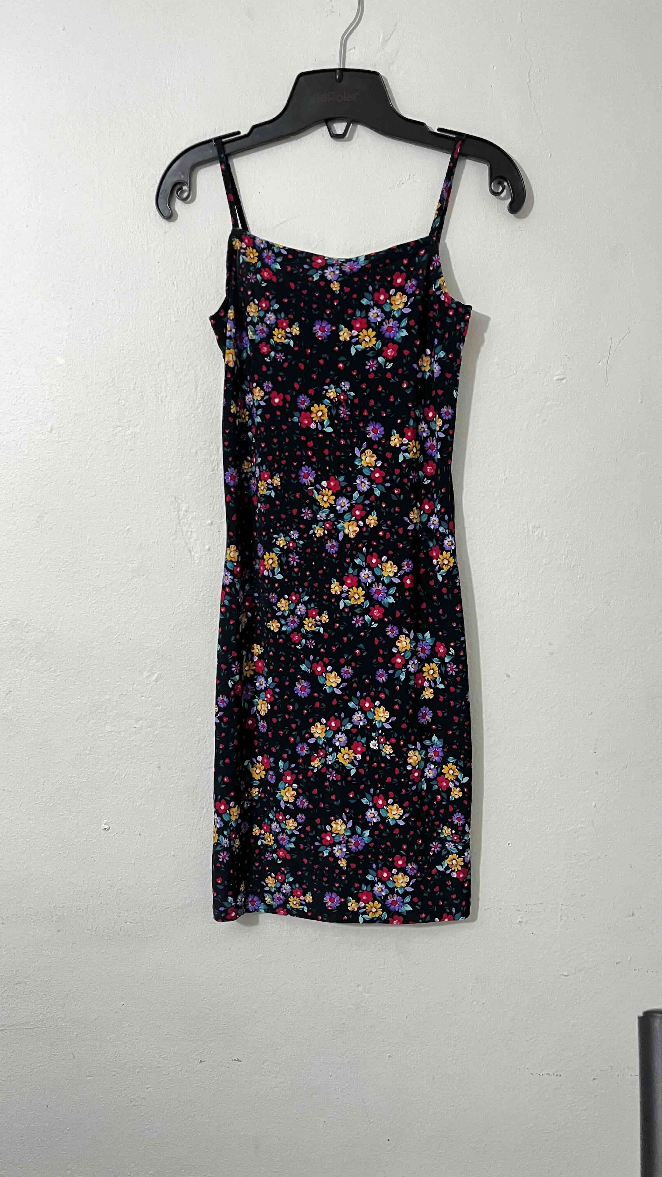 Vestido corto floral negro