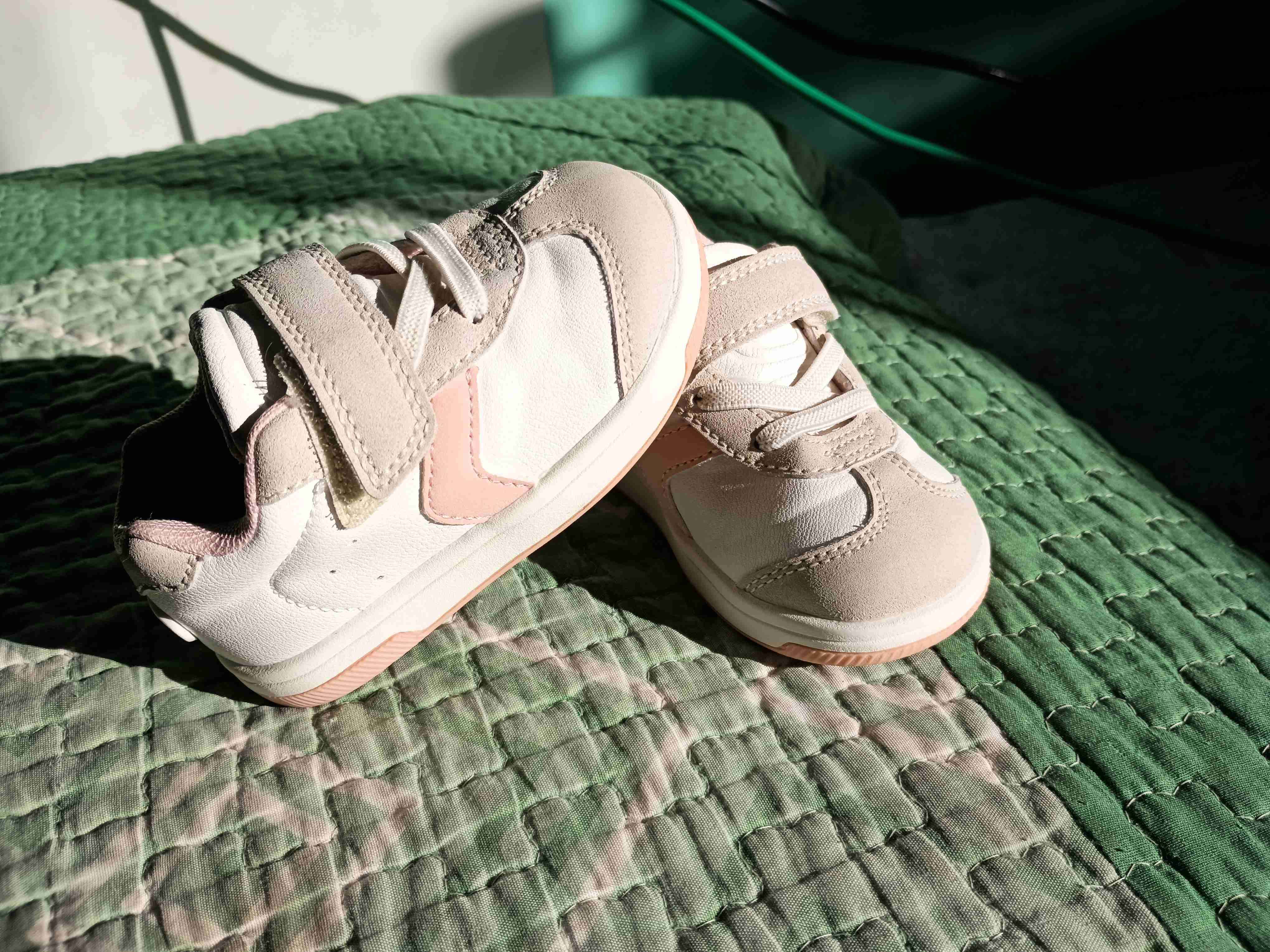 Zapatillas bebé blancas y rosas - miniatura 1