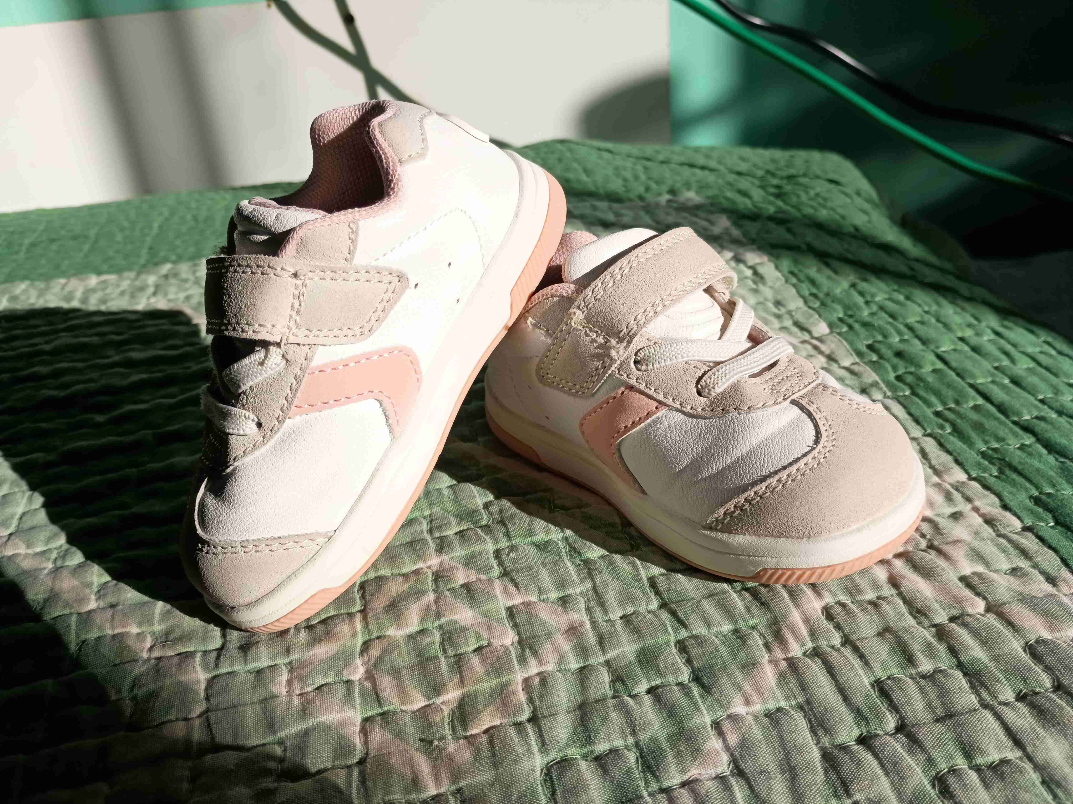 Zapatillas bebé blancas y rosas - miniatura 2