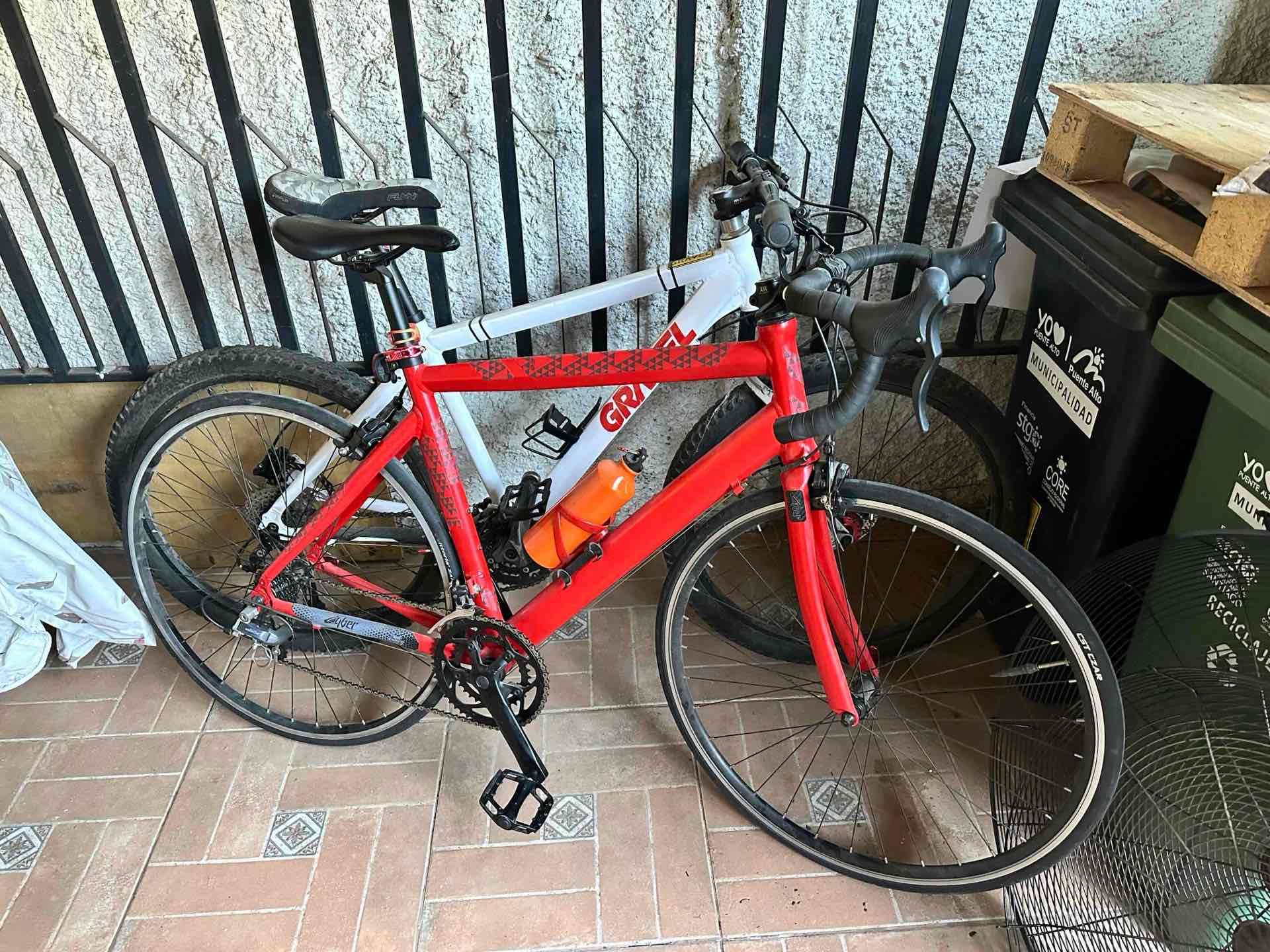 Bicicleta de carretera roja - miniatura 1