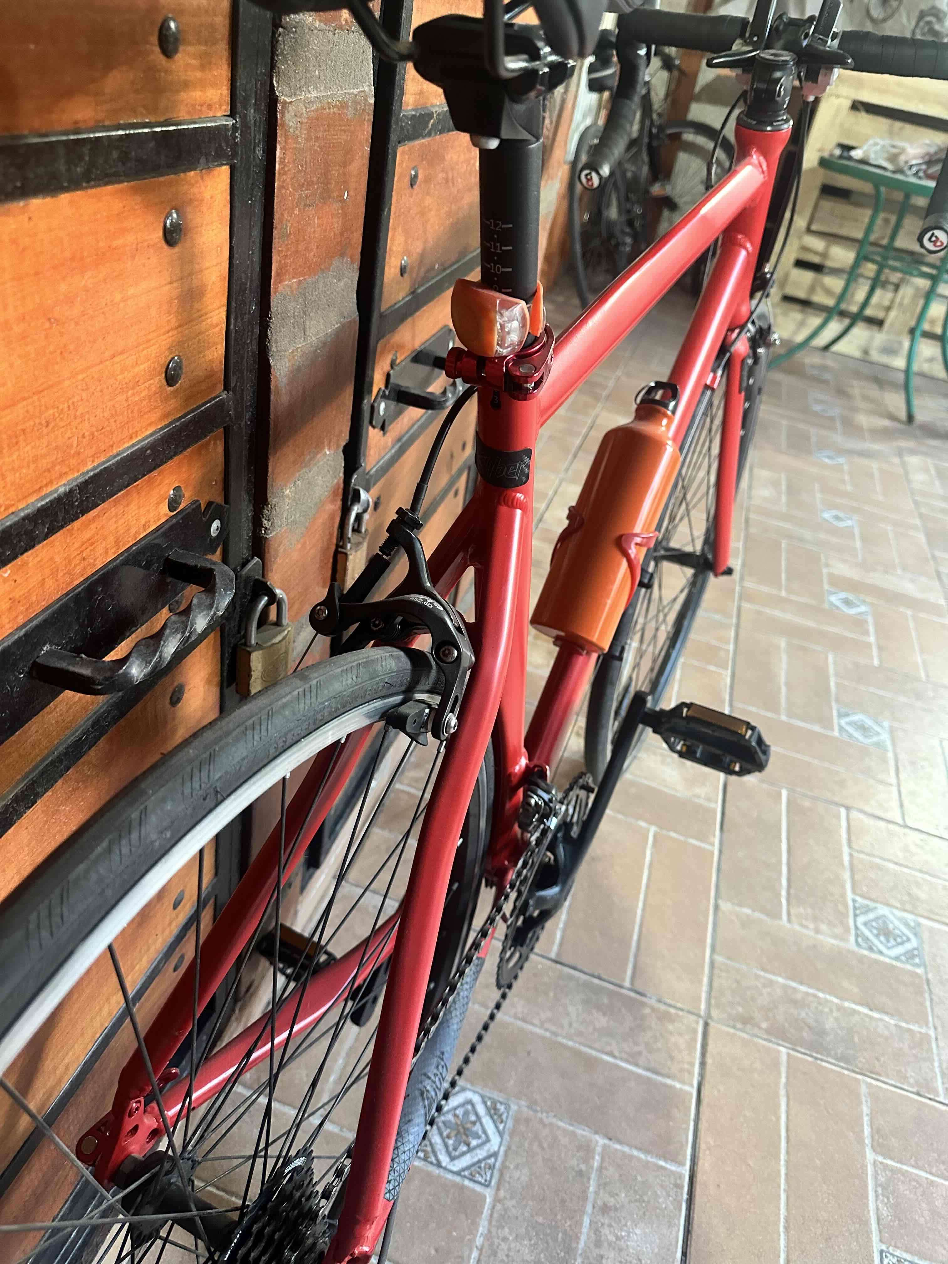 Bicicleta de carretera roja - miniatura 2