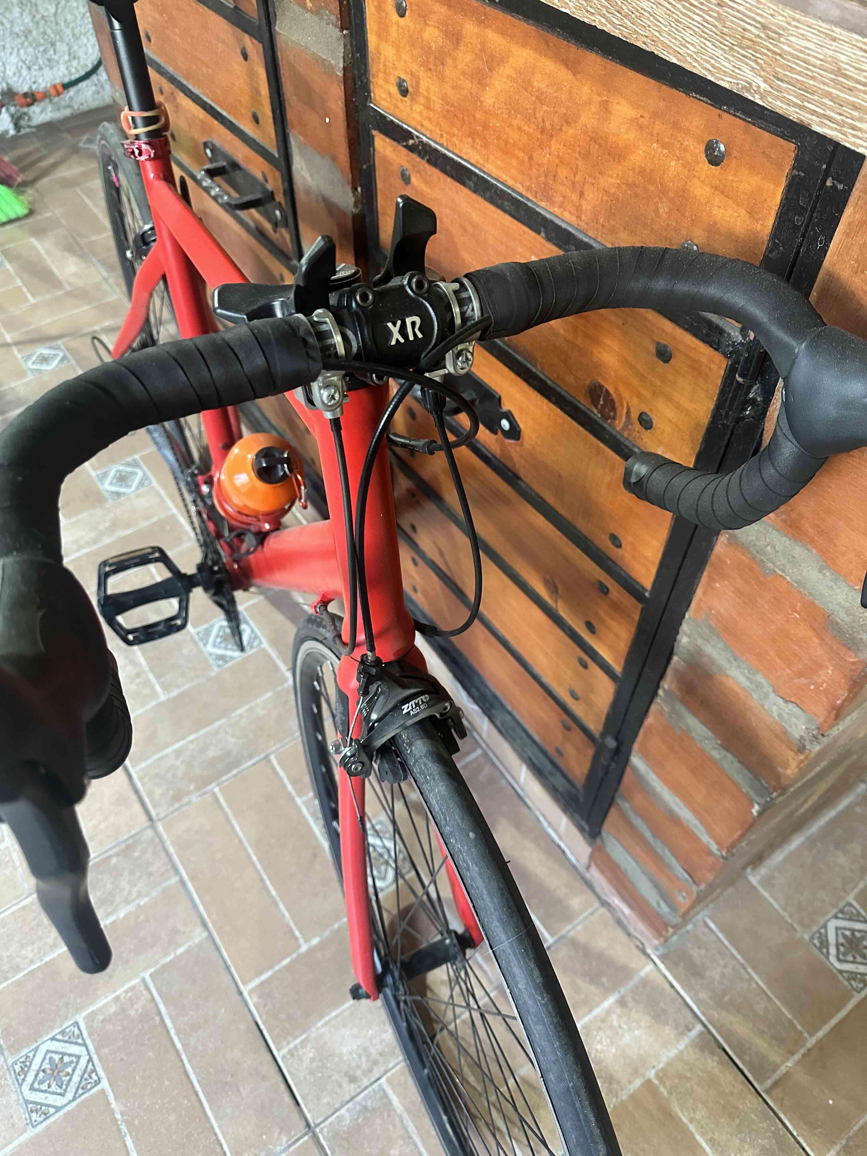 Bicicleta de carretera roja - miniatura 3