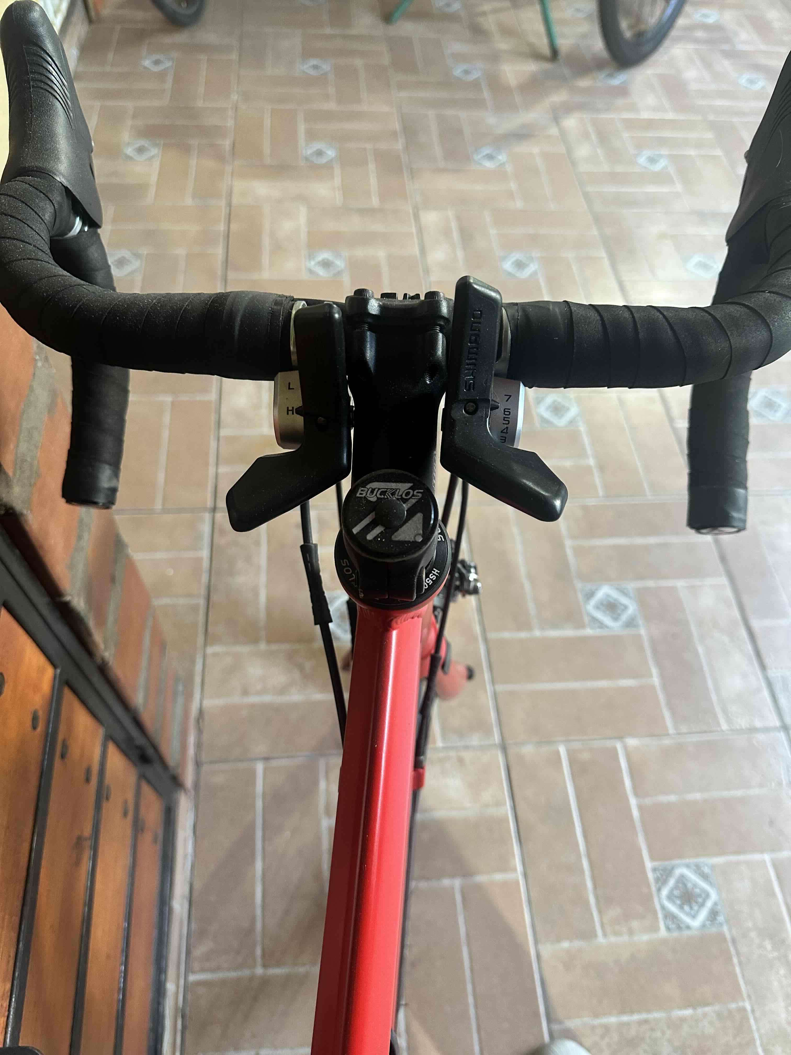 Bicicleta de carretera roja - miniatura 4