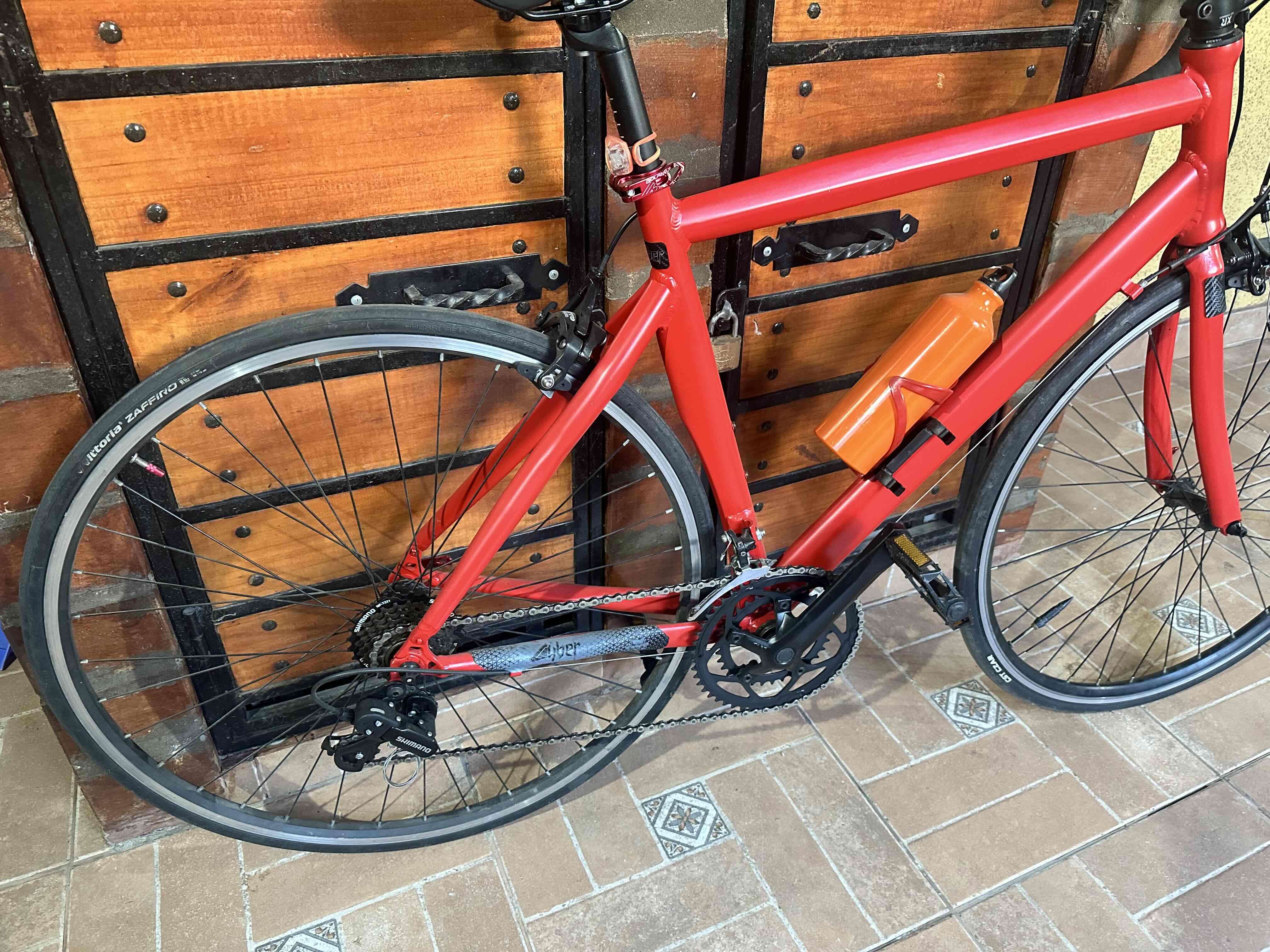 Bicicleta de carretera roja - miniatura 6