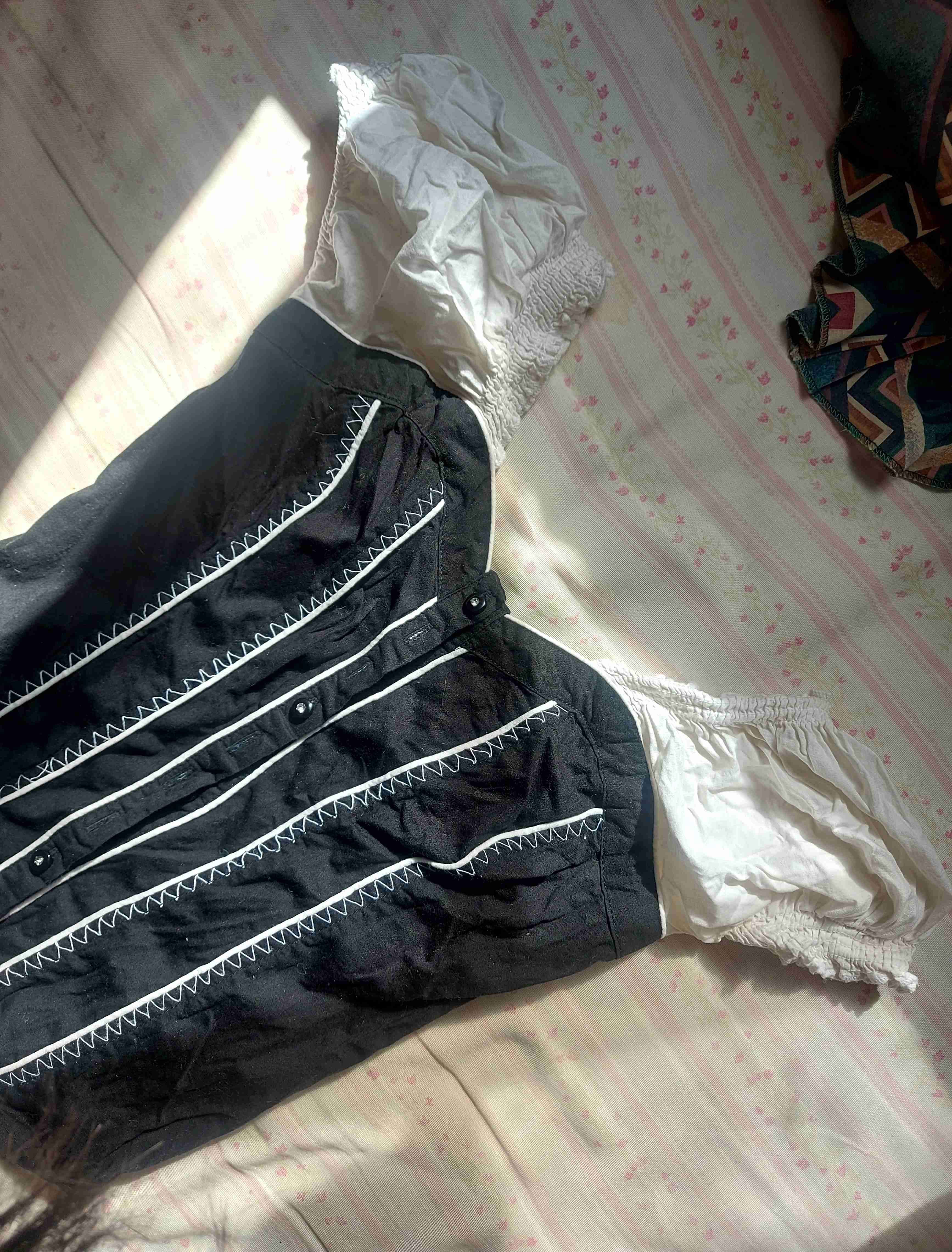 Blusa vintage blanca y negra - miniatura 2