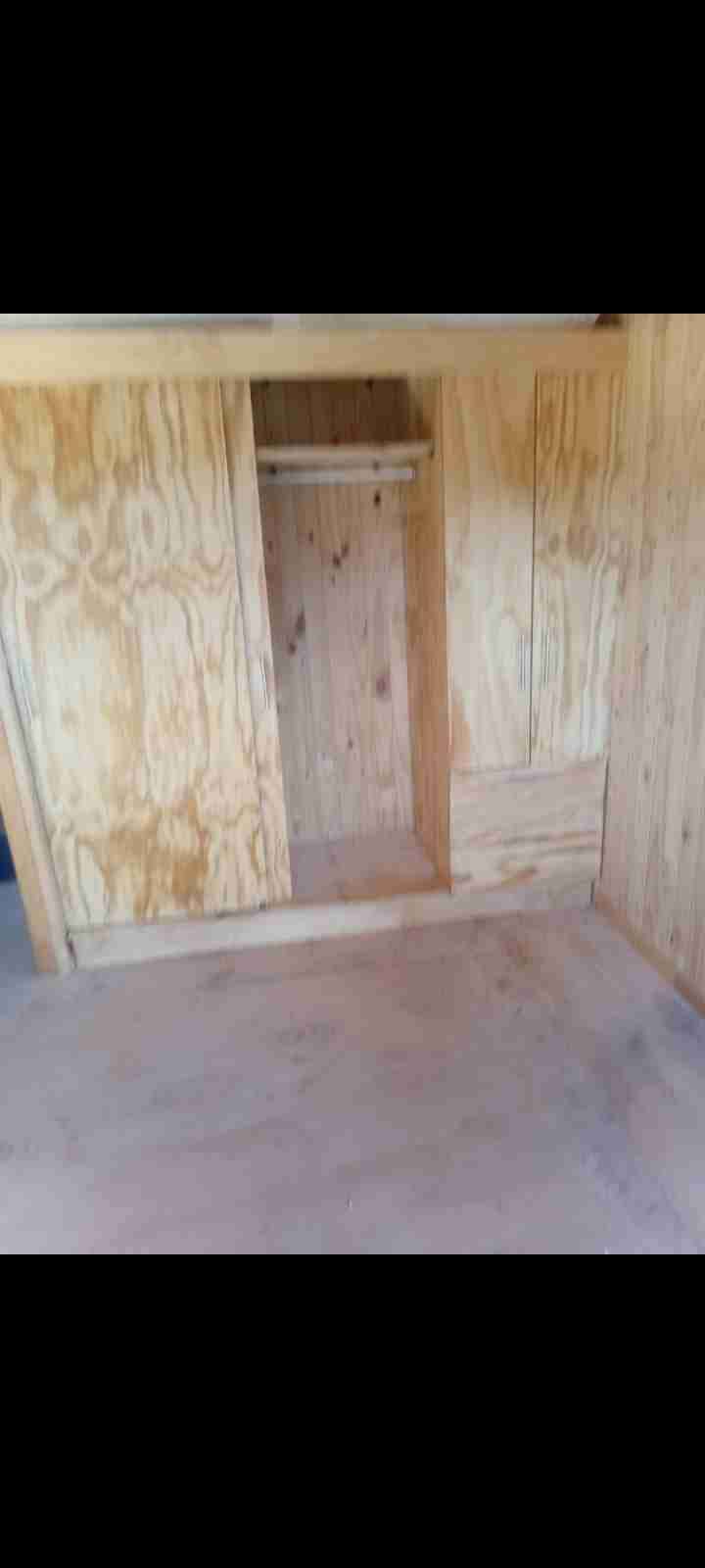 Closet de madera con puerta corrediza - miniatura 1