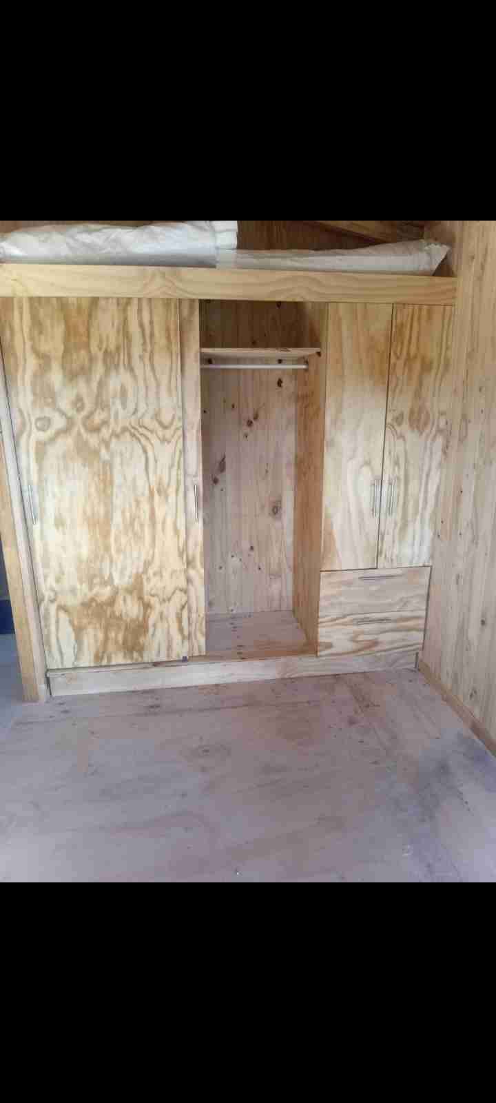 Closet de madera con puerta corrediza - miniatura 2