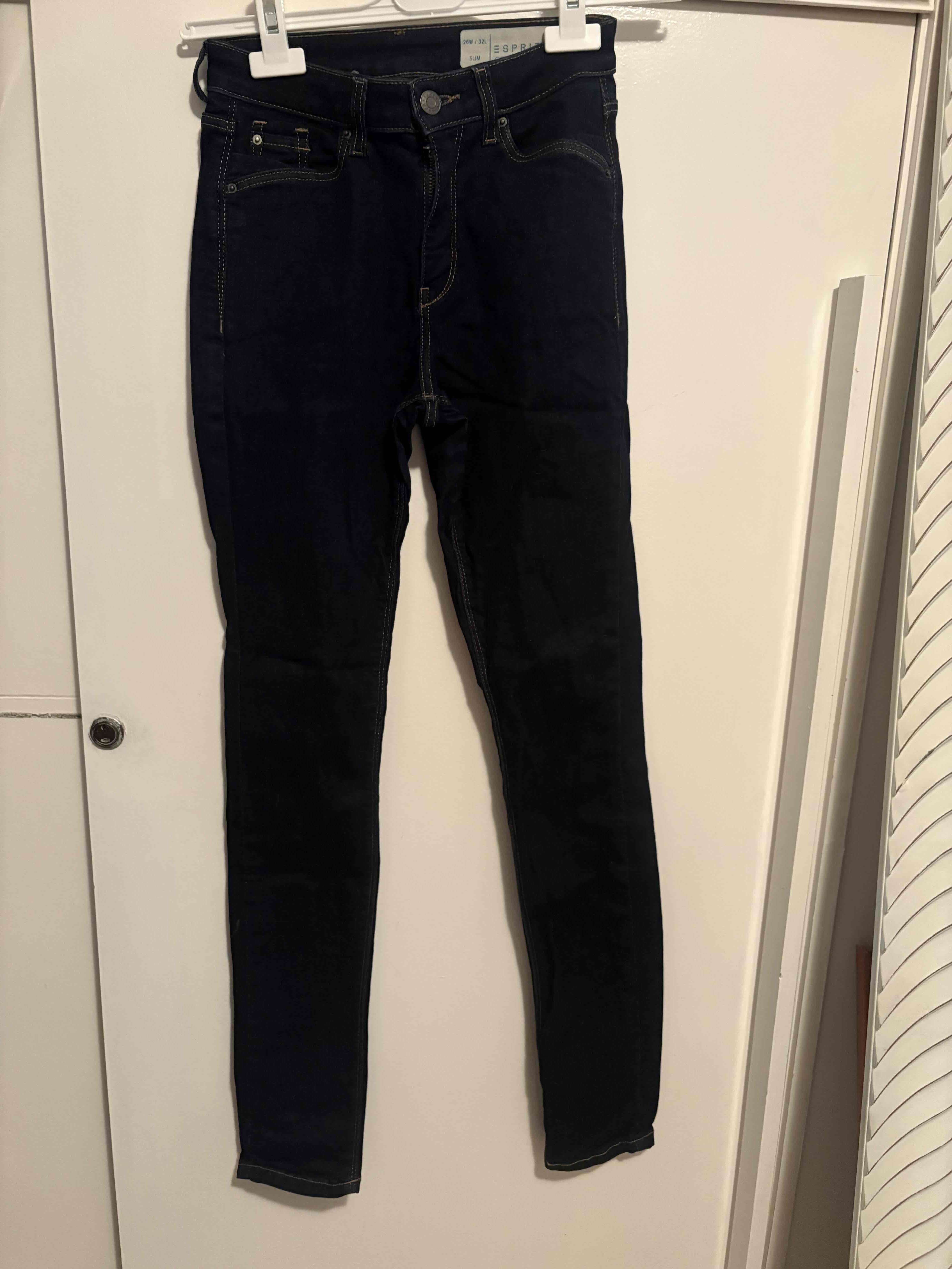 Jeans ajustados oscuros - miniatura 1