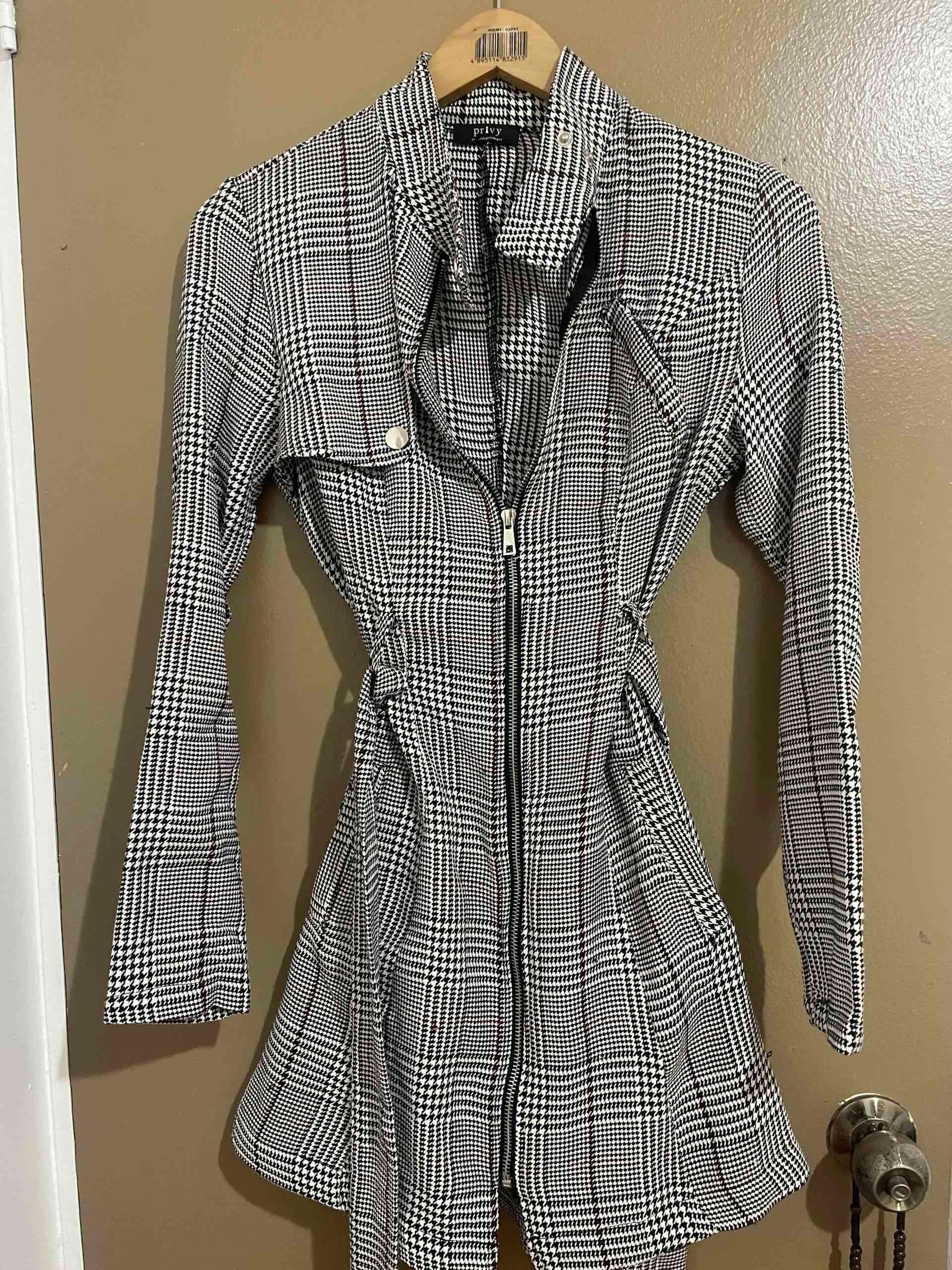 Trench con diseño de cuadros - 1