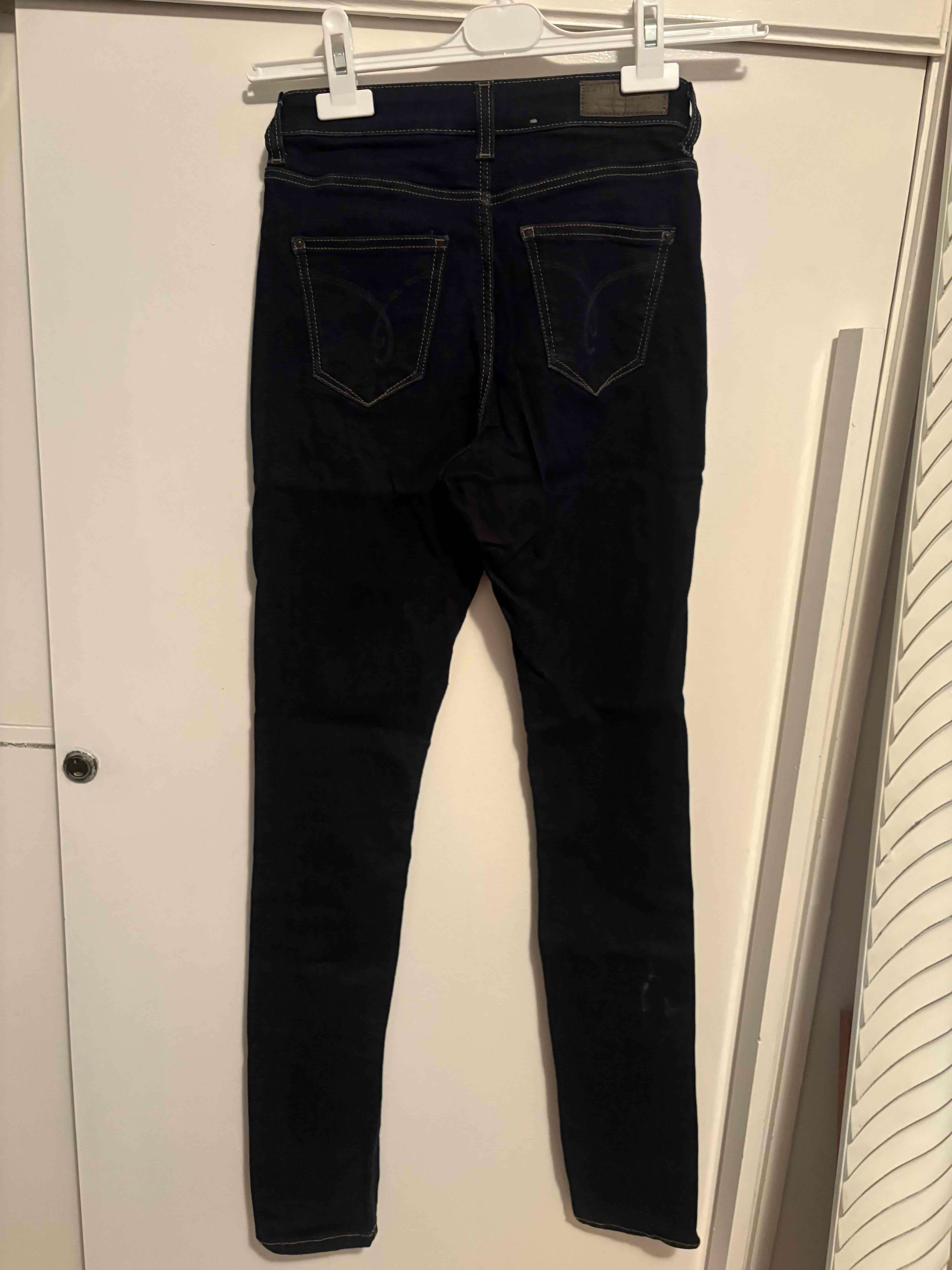 Jeans ajustados oscuros - miniatura 2