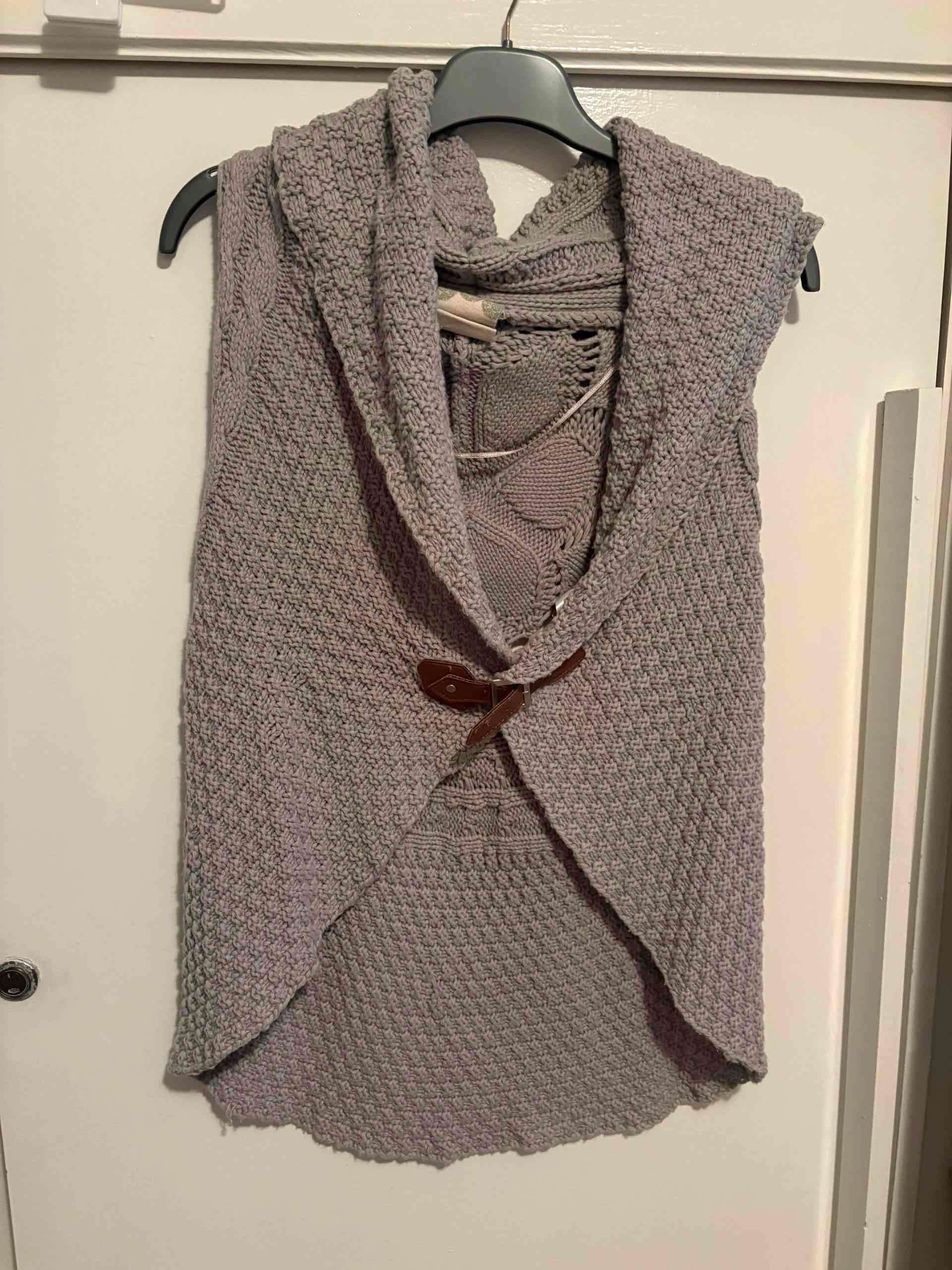 Chaleco tejido sin mangas gris - miniatura 1