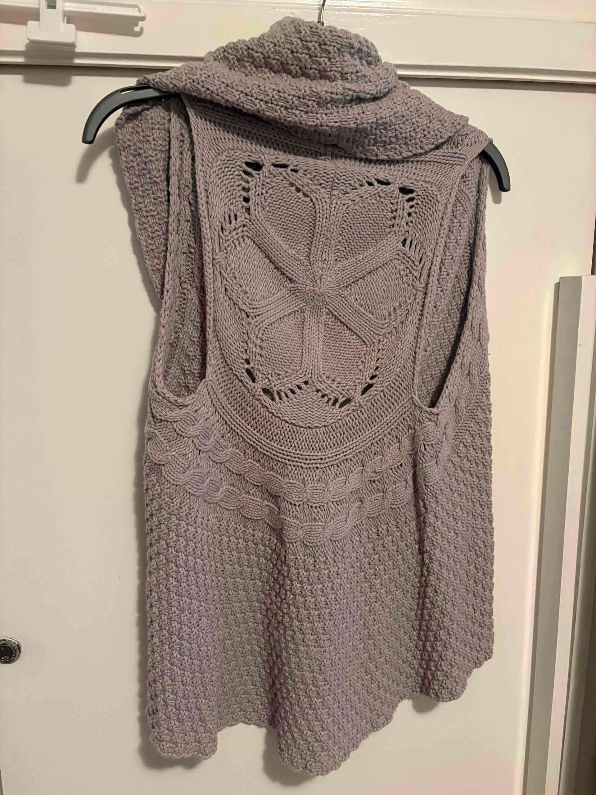 Chaleco tejido sin mangas gris - miniatura 2