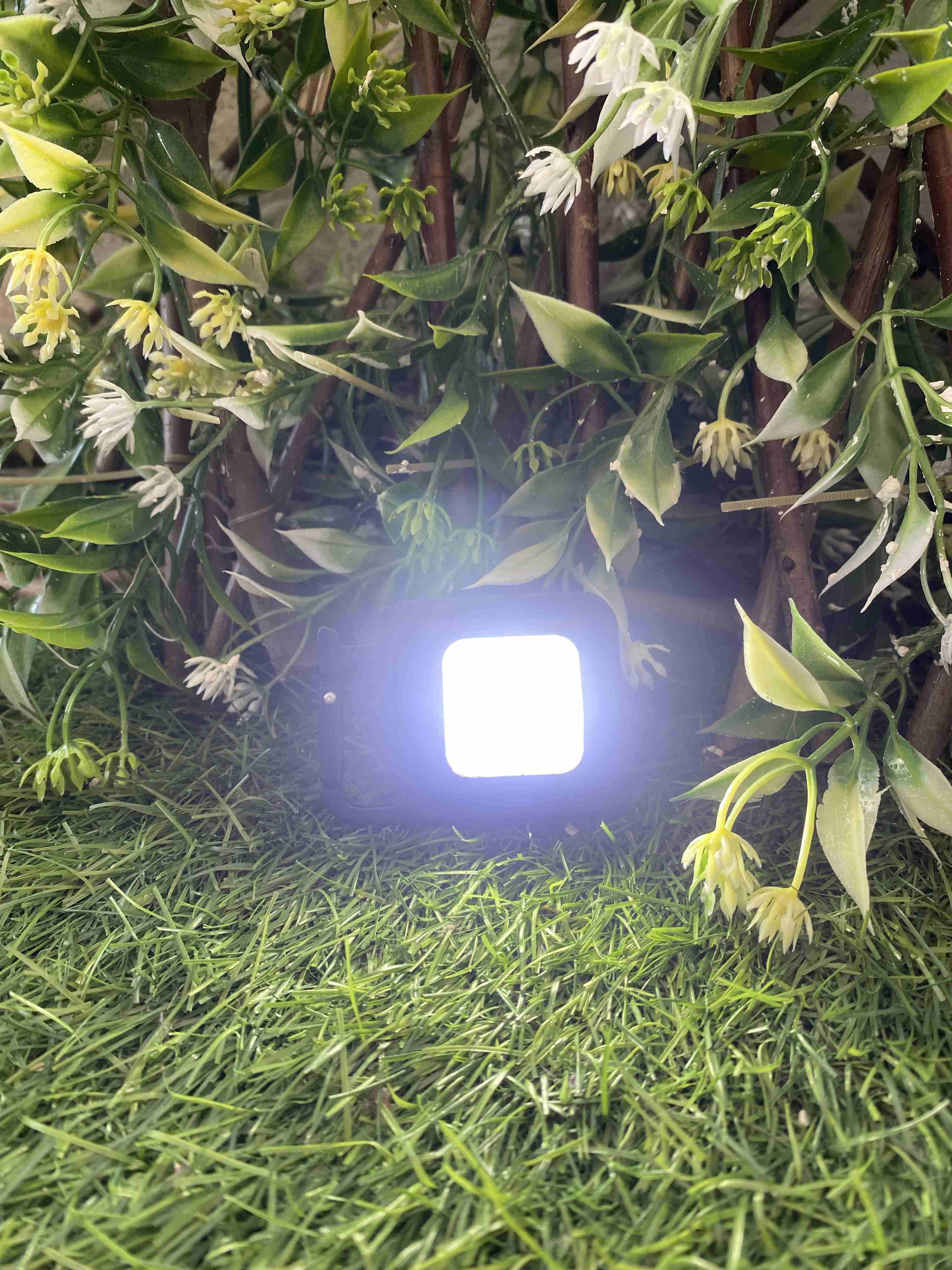 Linterna LED portátil para exteriores - miniatura 1