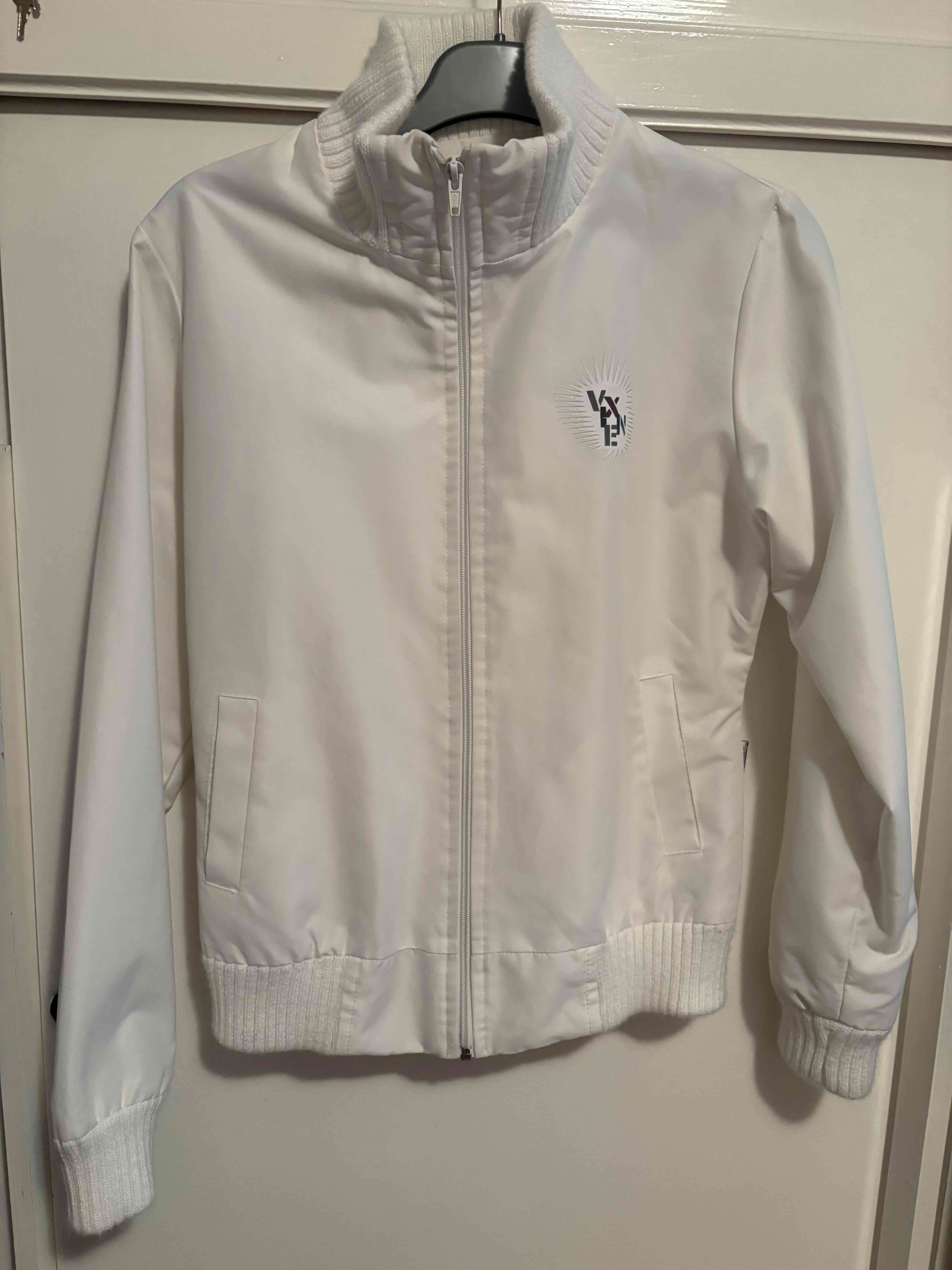 Chaqueta blanca deportiva con cierre