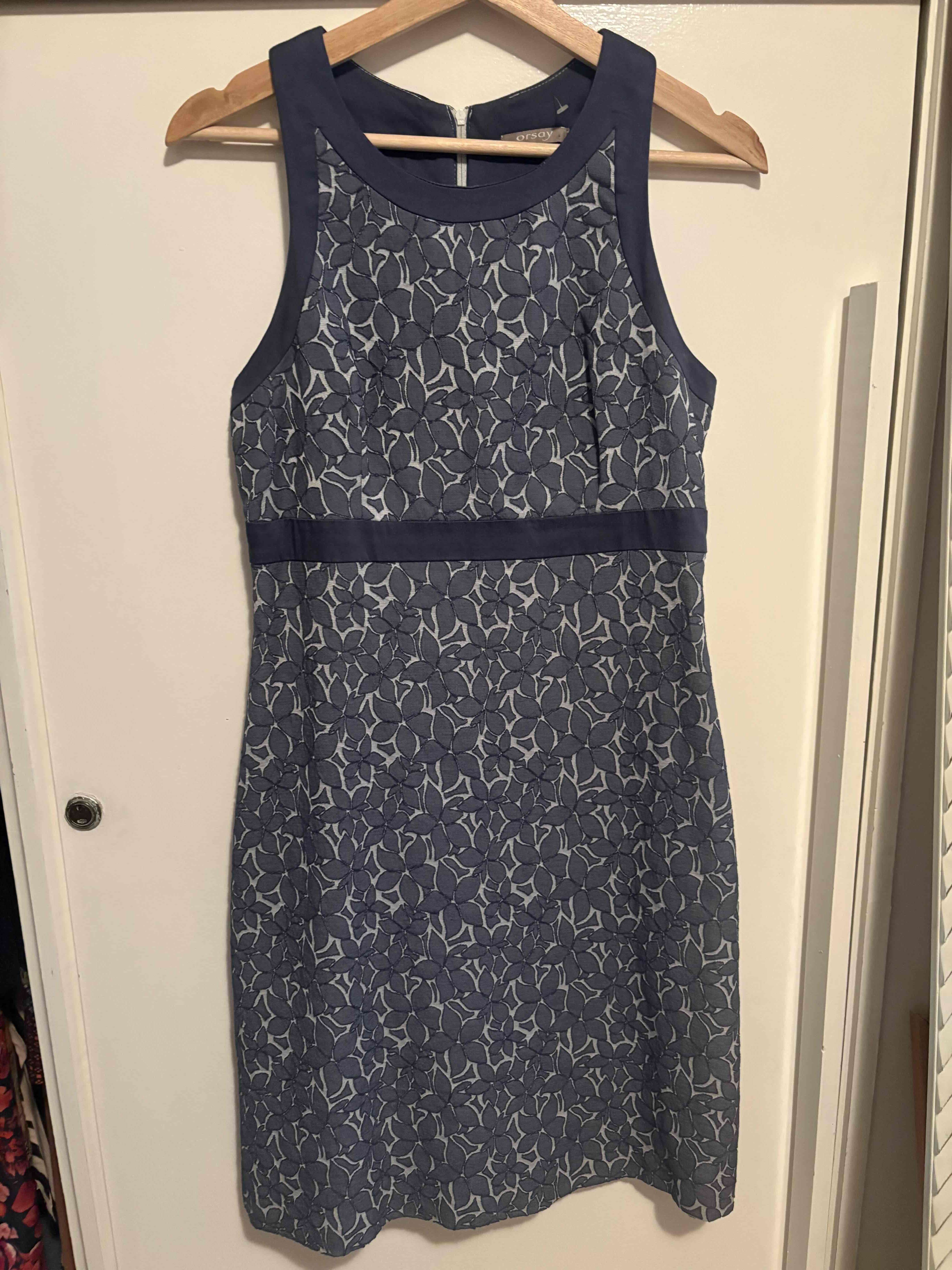 Vestido azul con diseño floral