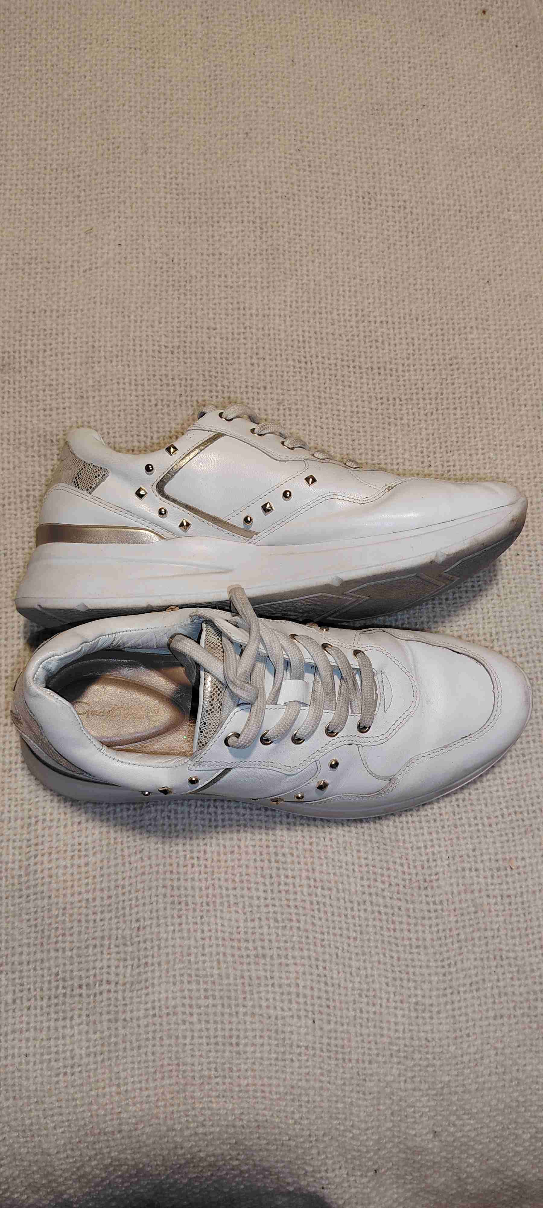 Zapatillas blancas con tachas - miniatura 1