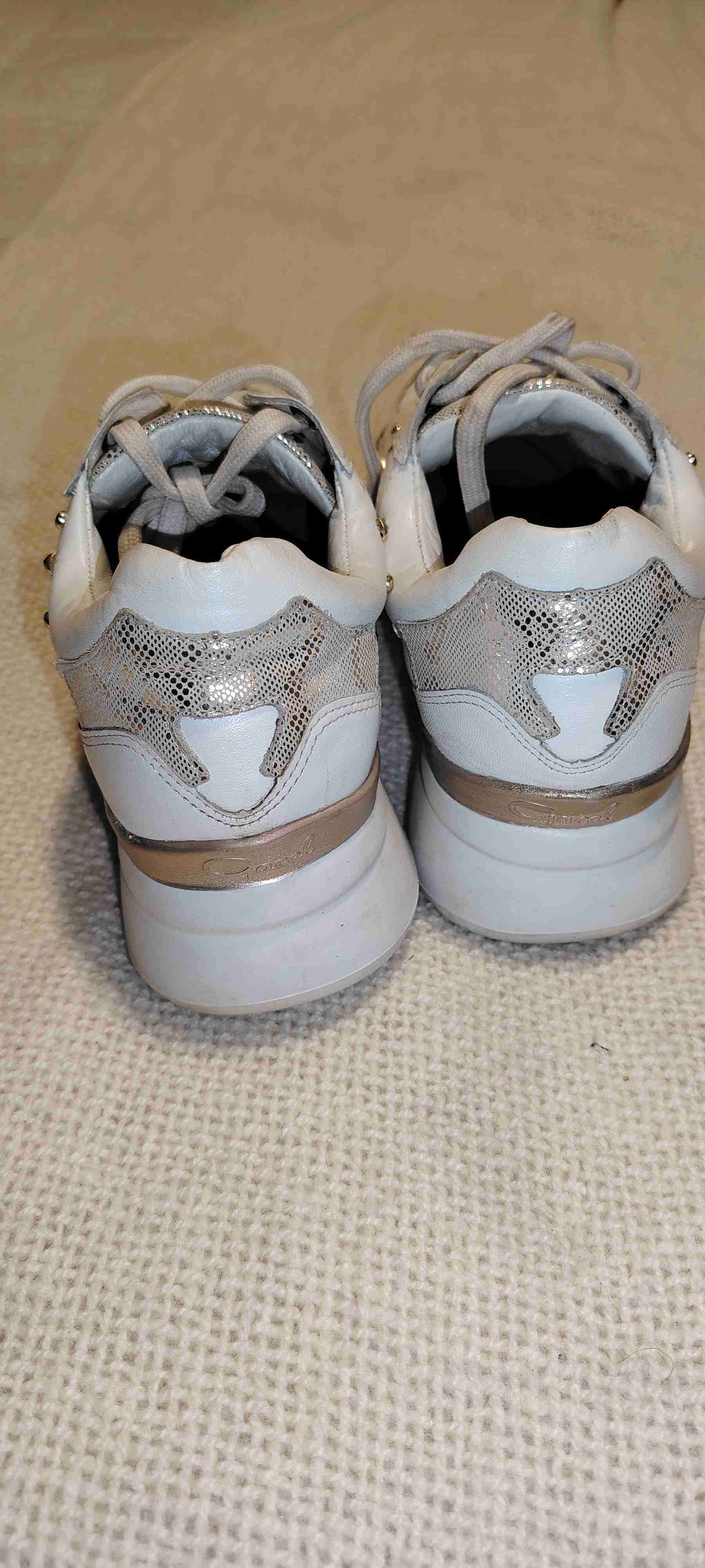 Zapatillas blancas con tachas - miniatura 2