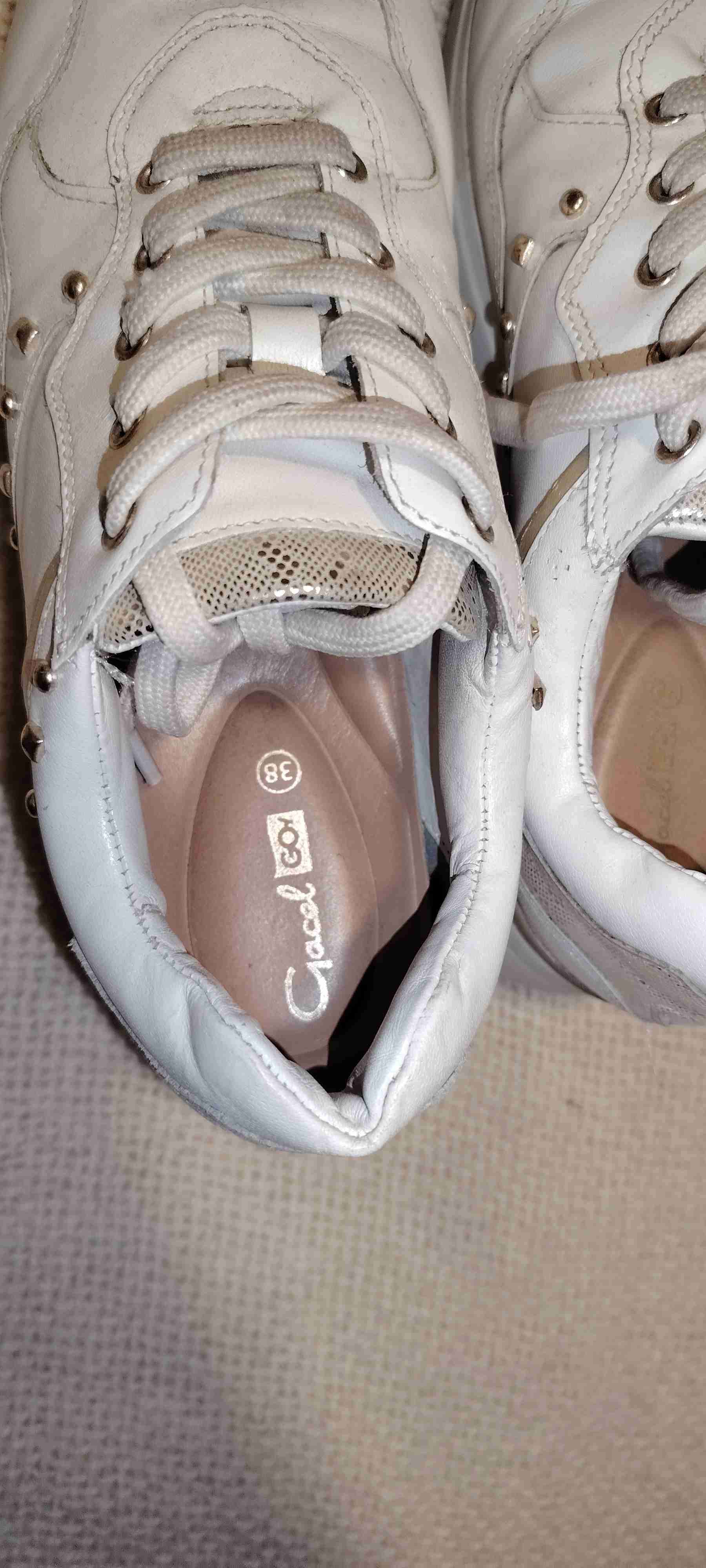 Zapatillas blancas con tachas - miniatura 3